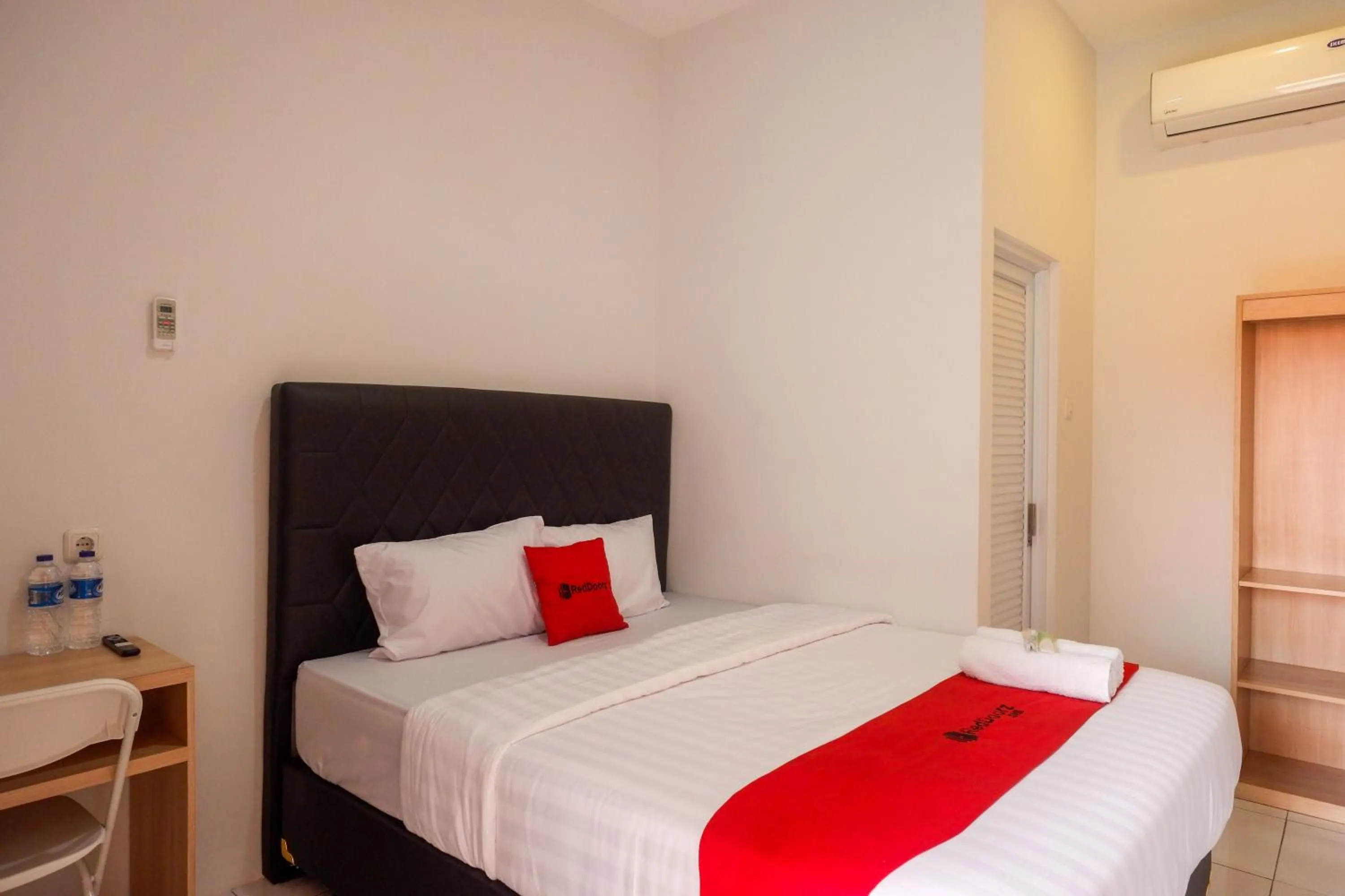 Bedroom, Bed in RedDoorz near Kawasan Simpang Lima Area