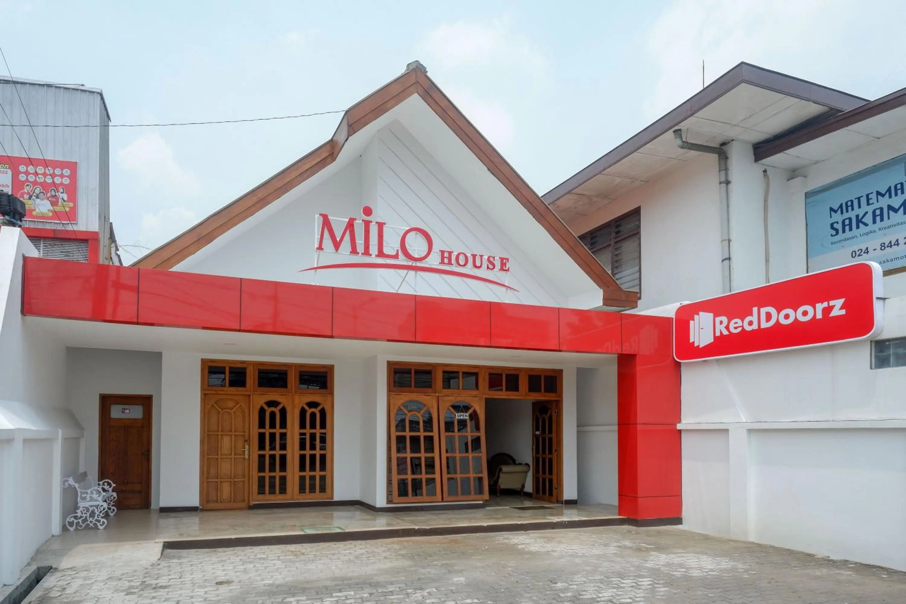 Property logo or sign in RedDoorz near Kawasan Simpang Lima Area