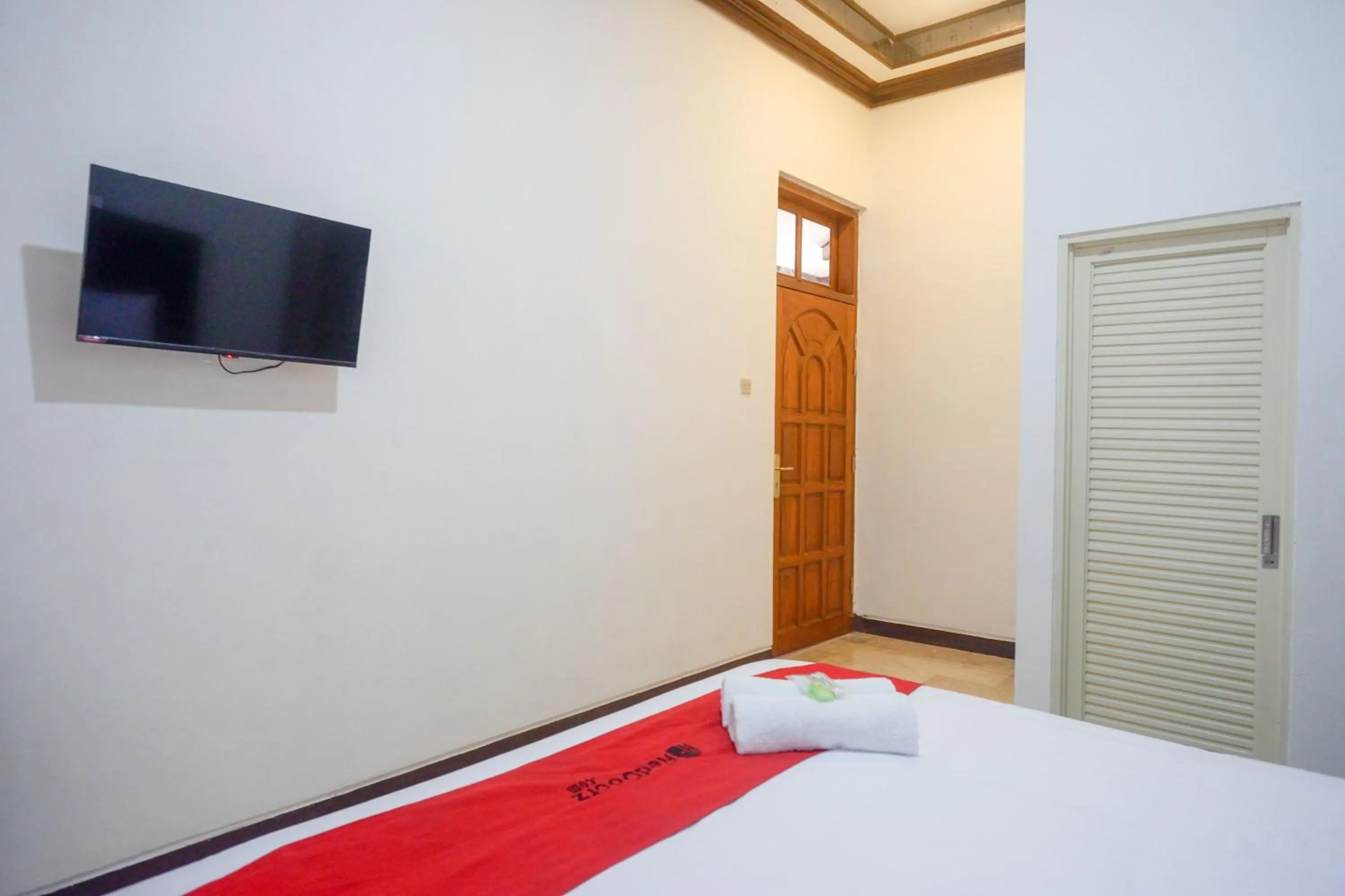 Bedroom, Bed in RedDoorz near Kawasan Simpang Lima Area