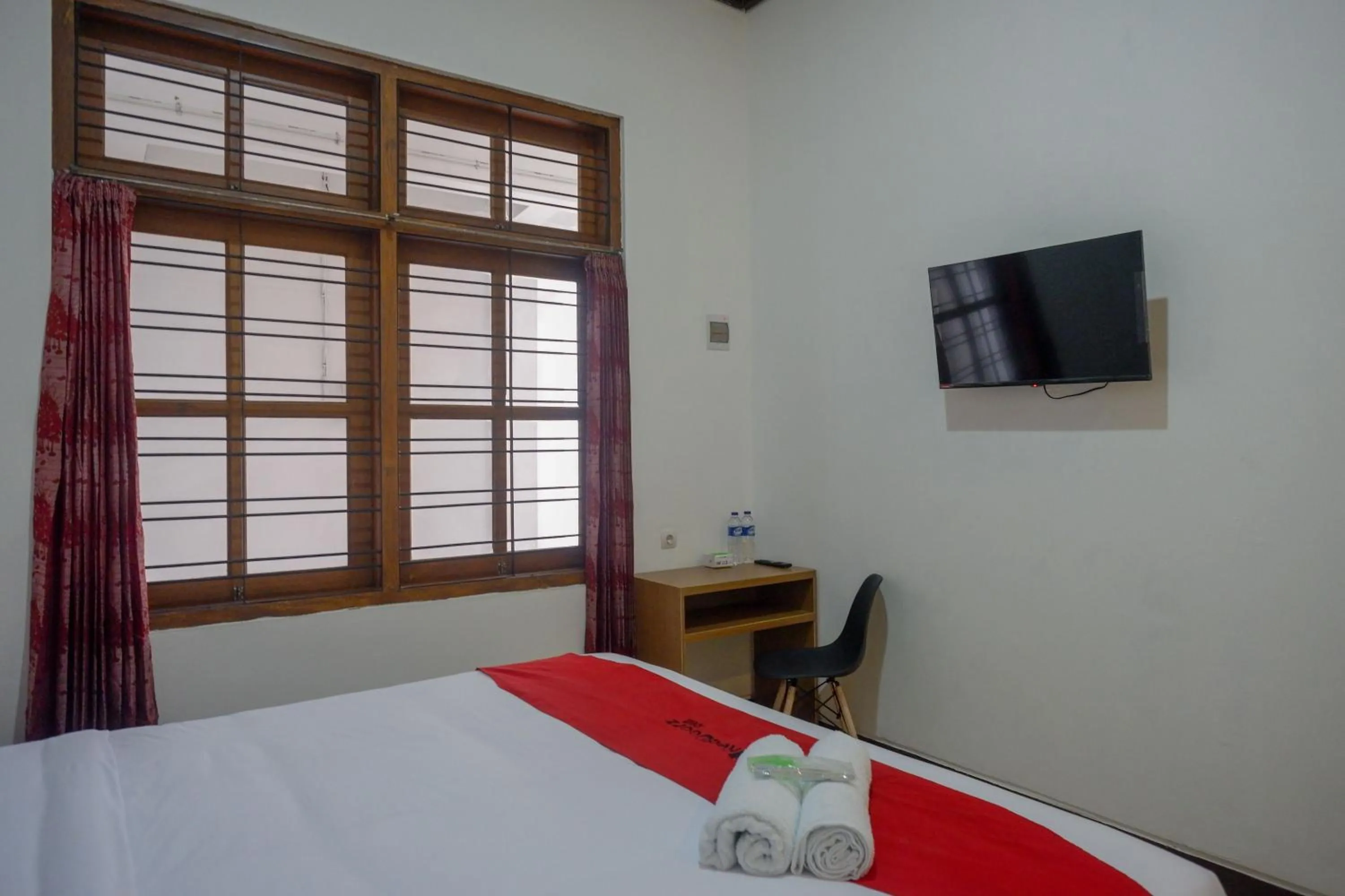 Bedroom, Bed in RedDoorz near Kawasan Simpang Lima Area