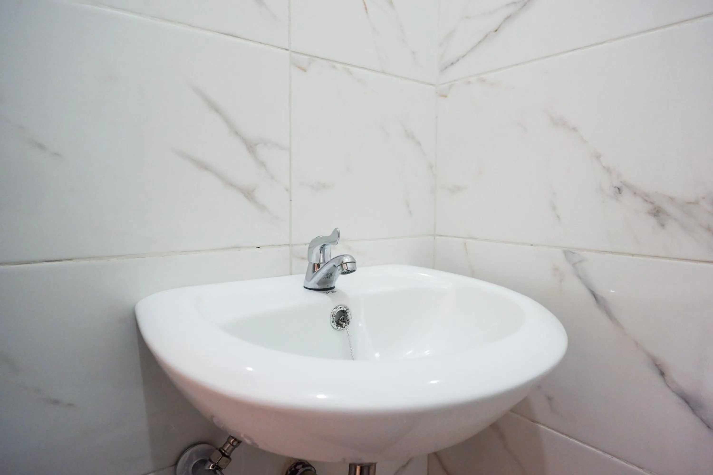 Bathroom in RedDoorz near Kawasan Simpang Lima Area