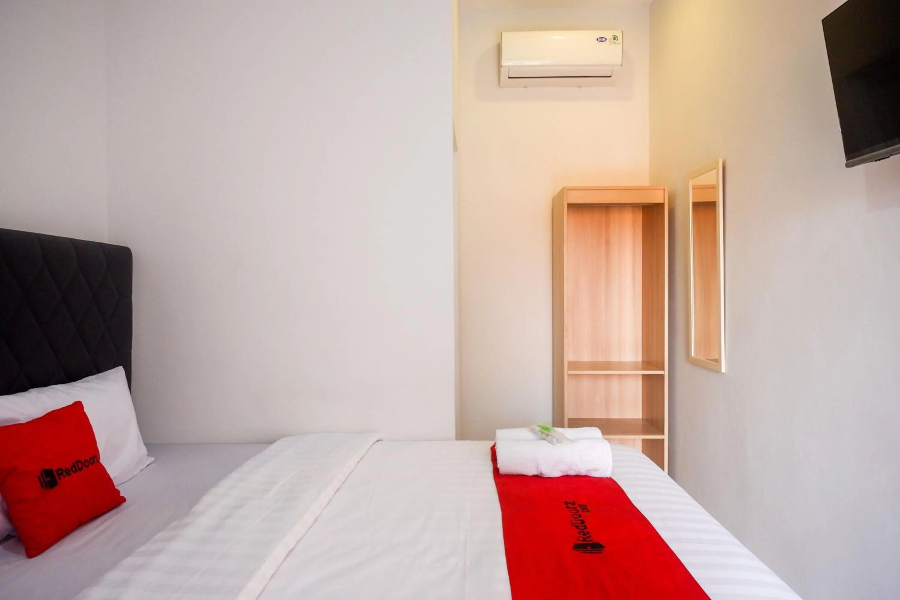 Bedroom, Bed in RedDoorz near Kawasan Simpang Lima Area