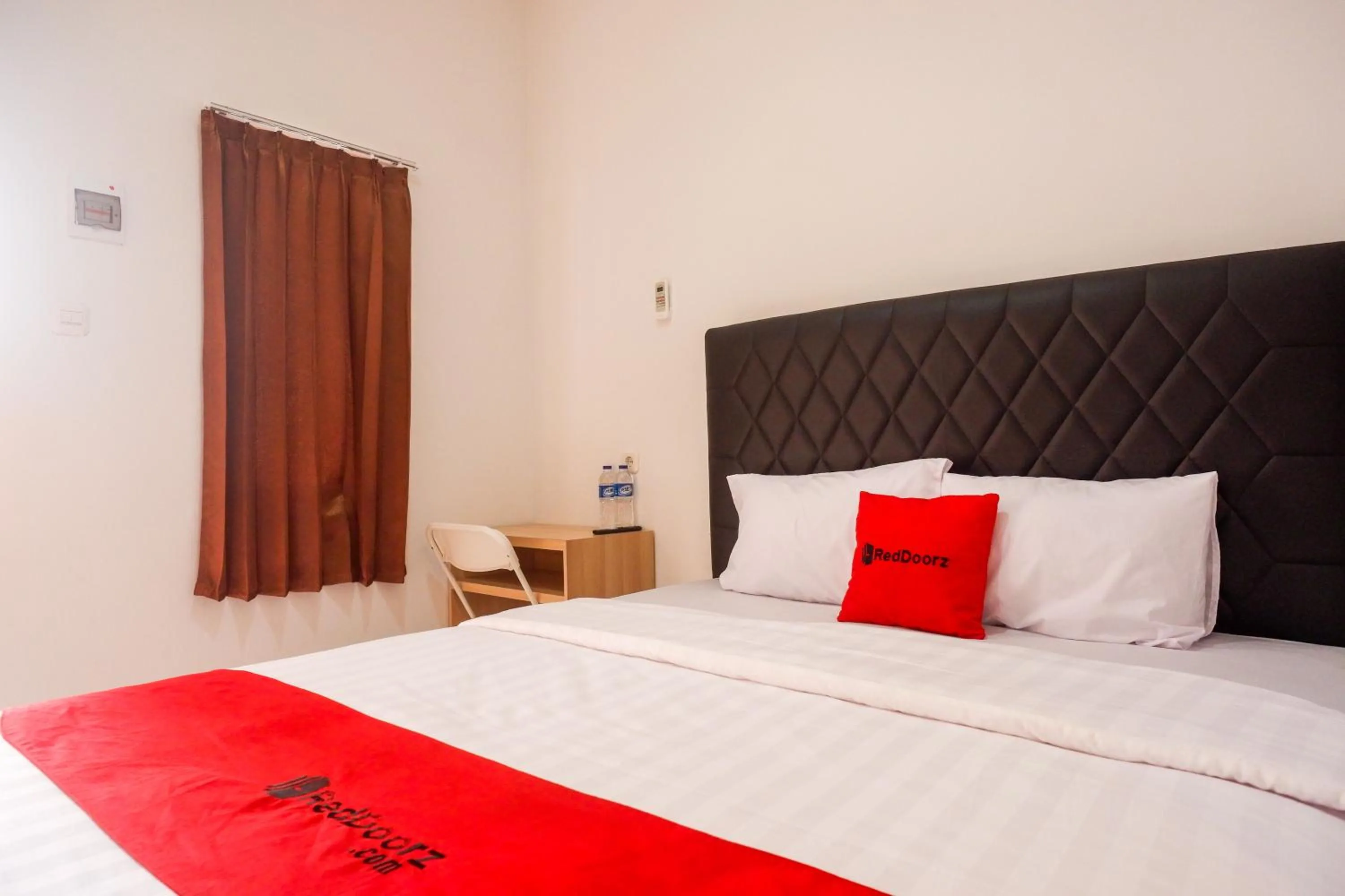 Bedroom, Bed in RedDoorz near Kawasan Simpang Lima Area