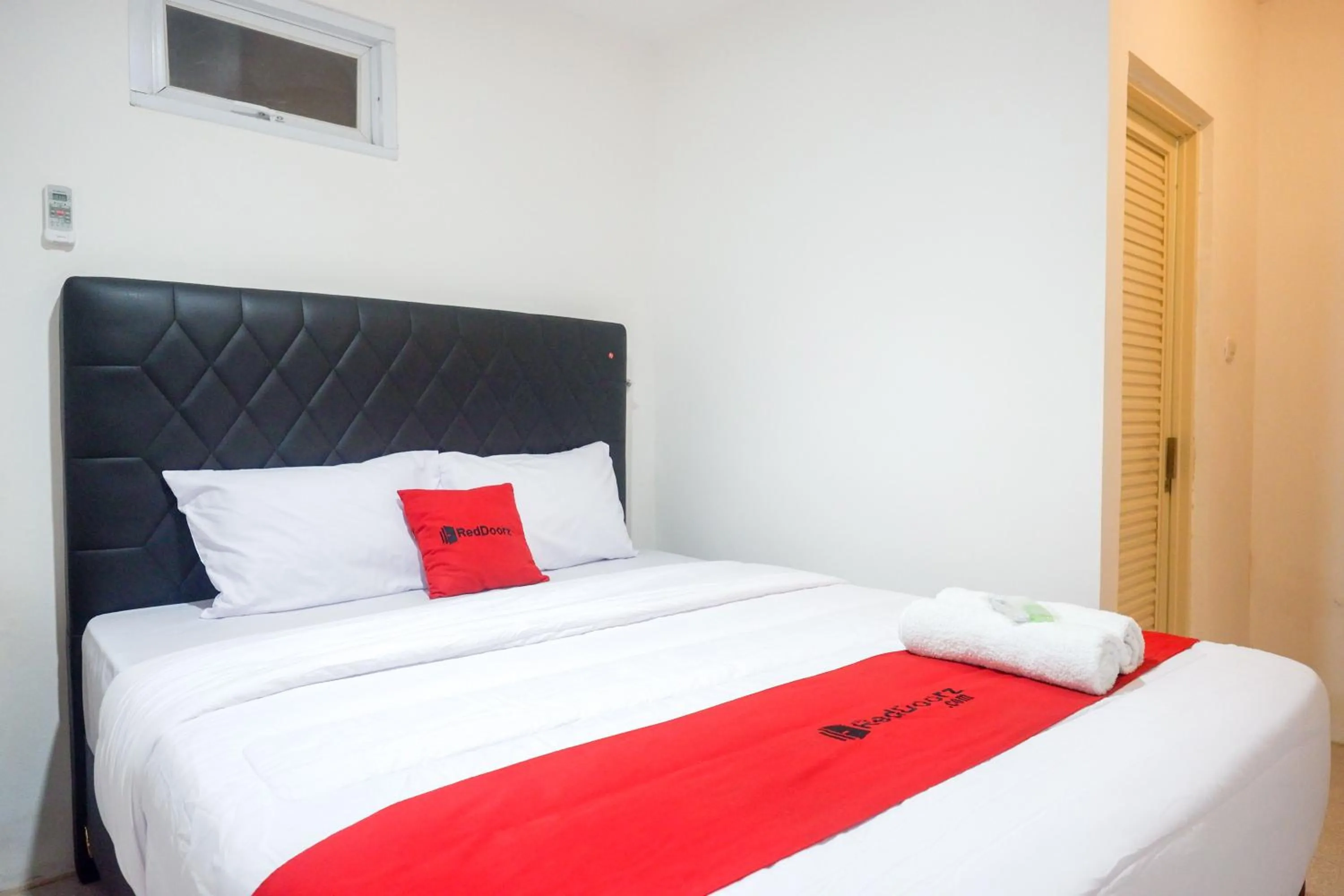 Bedroom, Bed in RedDoorz near Kawasan Simpang Lima Area