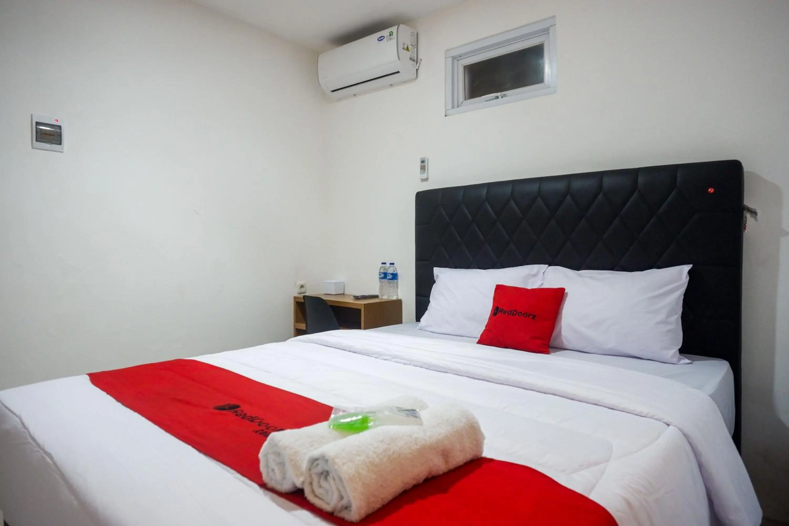 Bedroom, Bed in RedDoorz near Kawasan Simpang Lima Area