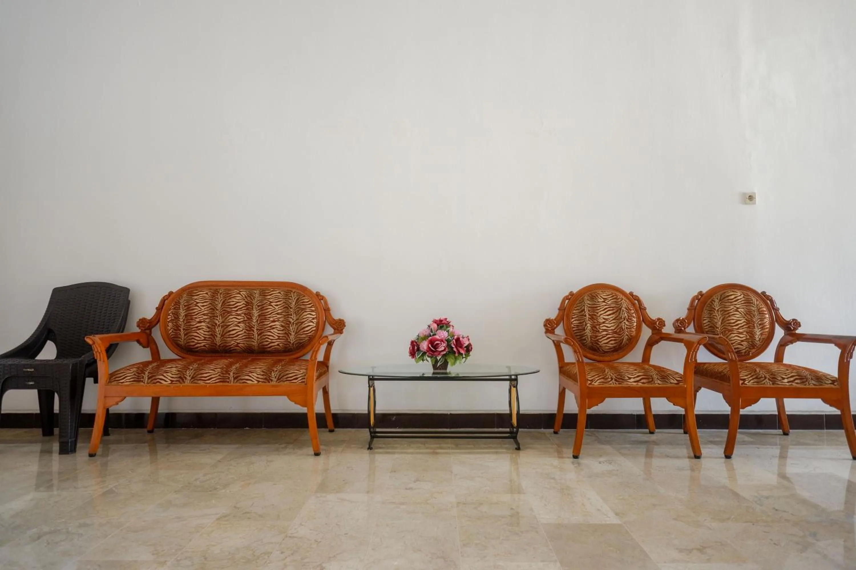 Seating area in RedDoorz near Kawasan Simpang Lima Area
