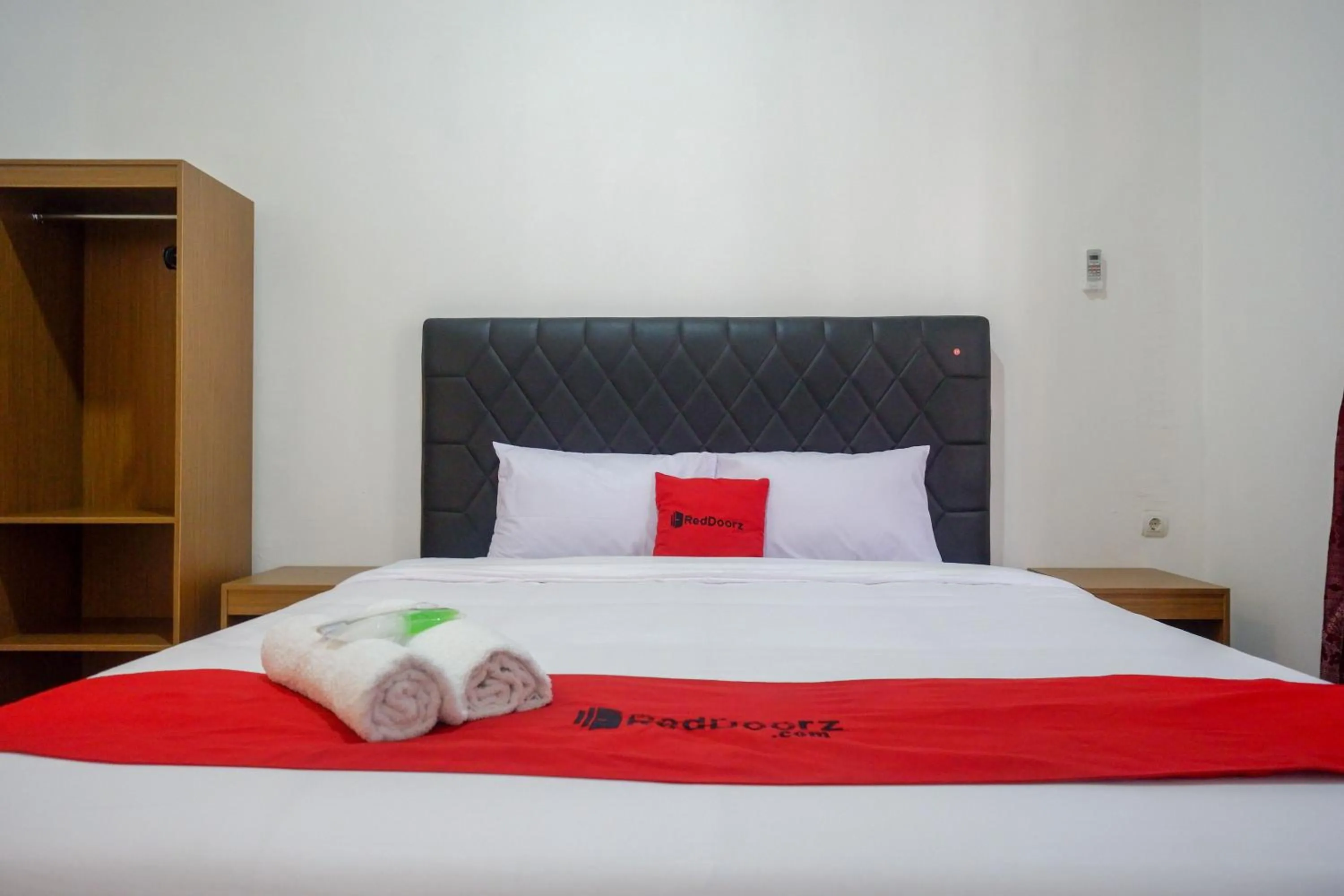 Bedroom, Bed in RedDoorz near Kawasan Simpang Lima Area