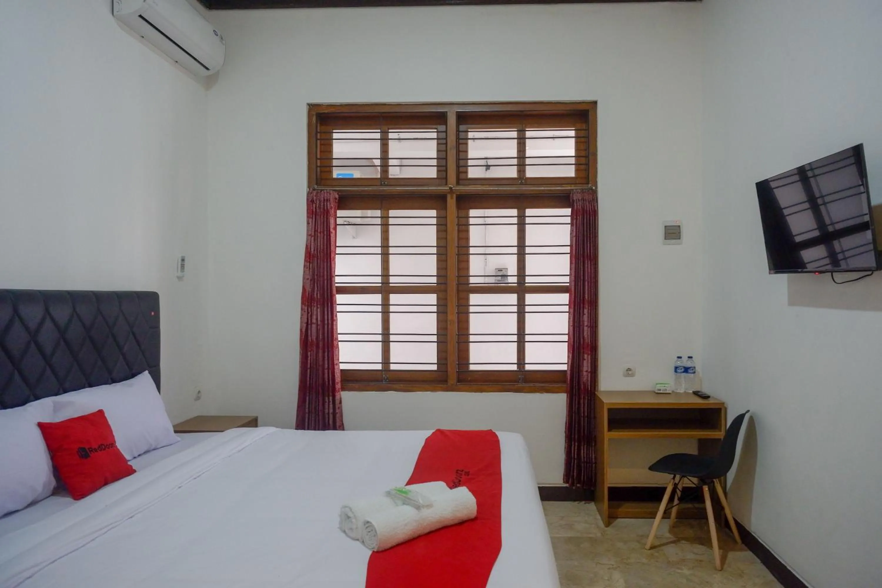 Bed in RedDoorz near Kawasan Simpang Lima Area