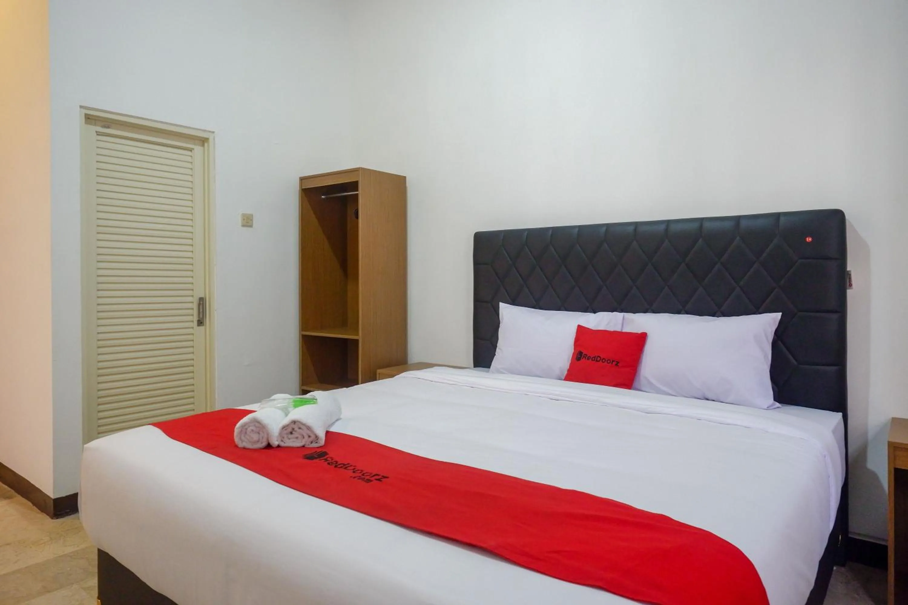 Bedroom, Bed in RedDoorz near Kawasan Simpang Lima Area