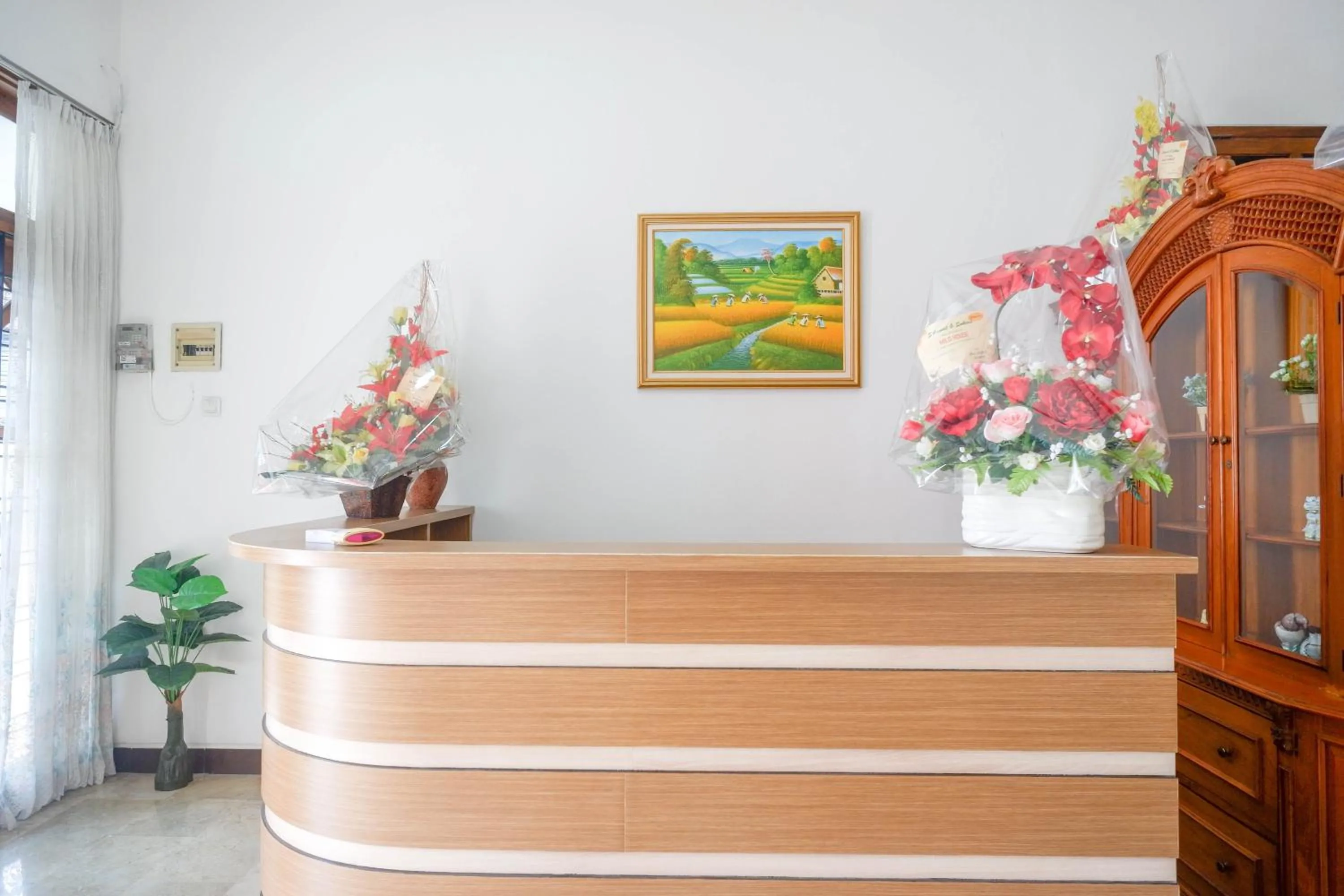 Lobby or reception in RedDoorz near Kawasan Simpang Lima Area