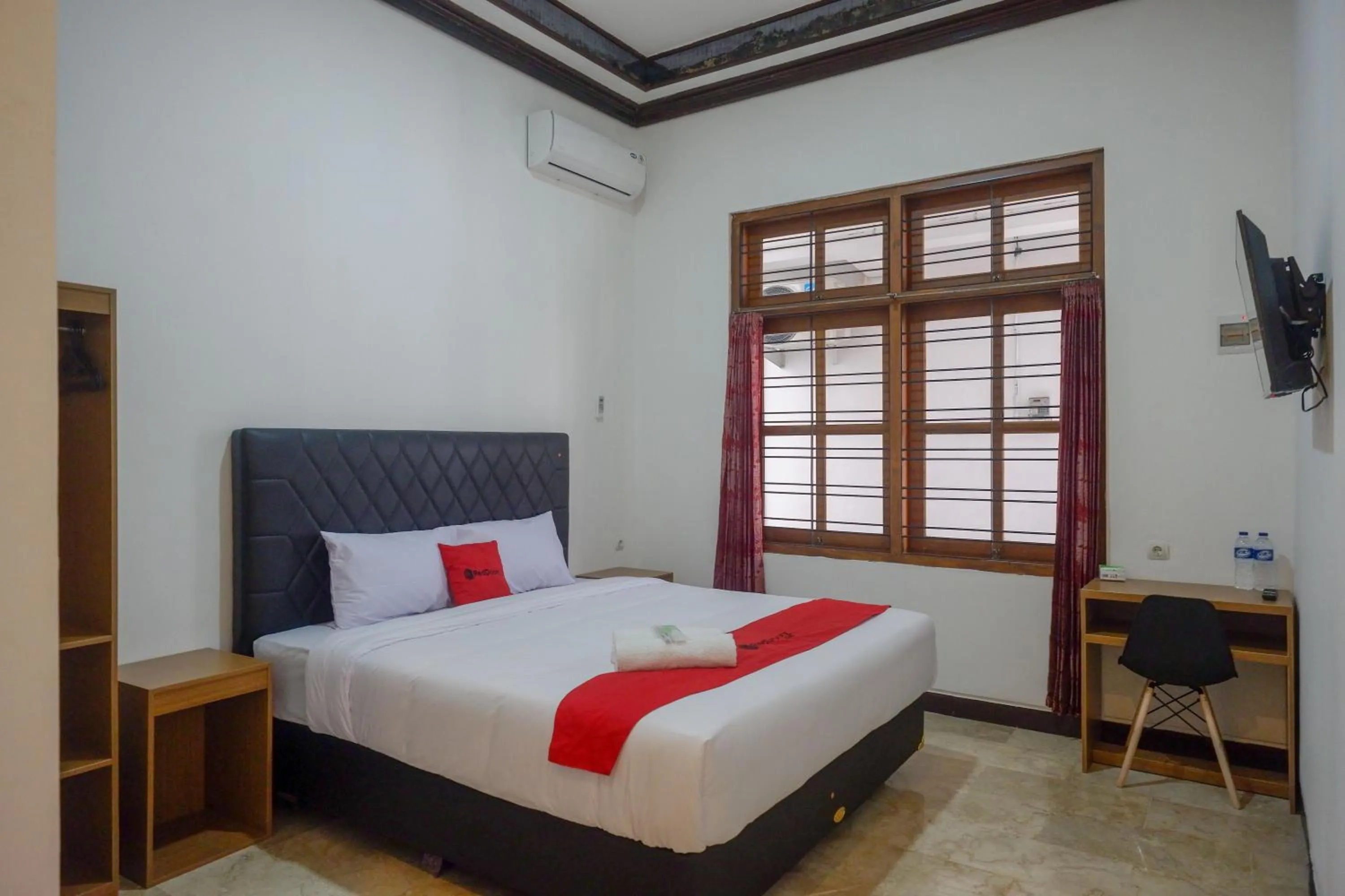 Bedroom, Bed in RedDoorz near Kawasan Simpang Lima Area