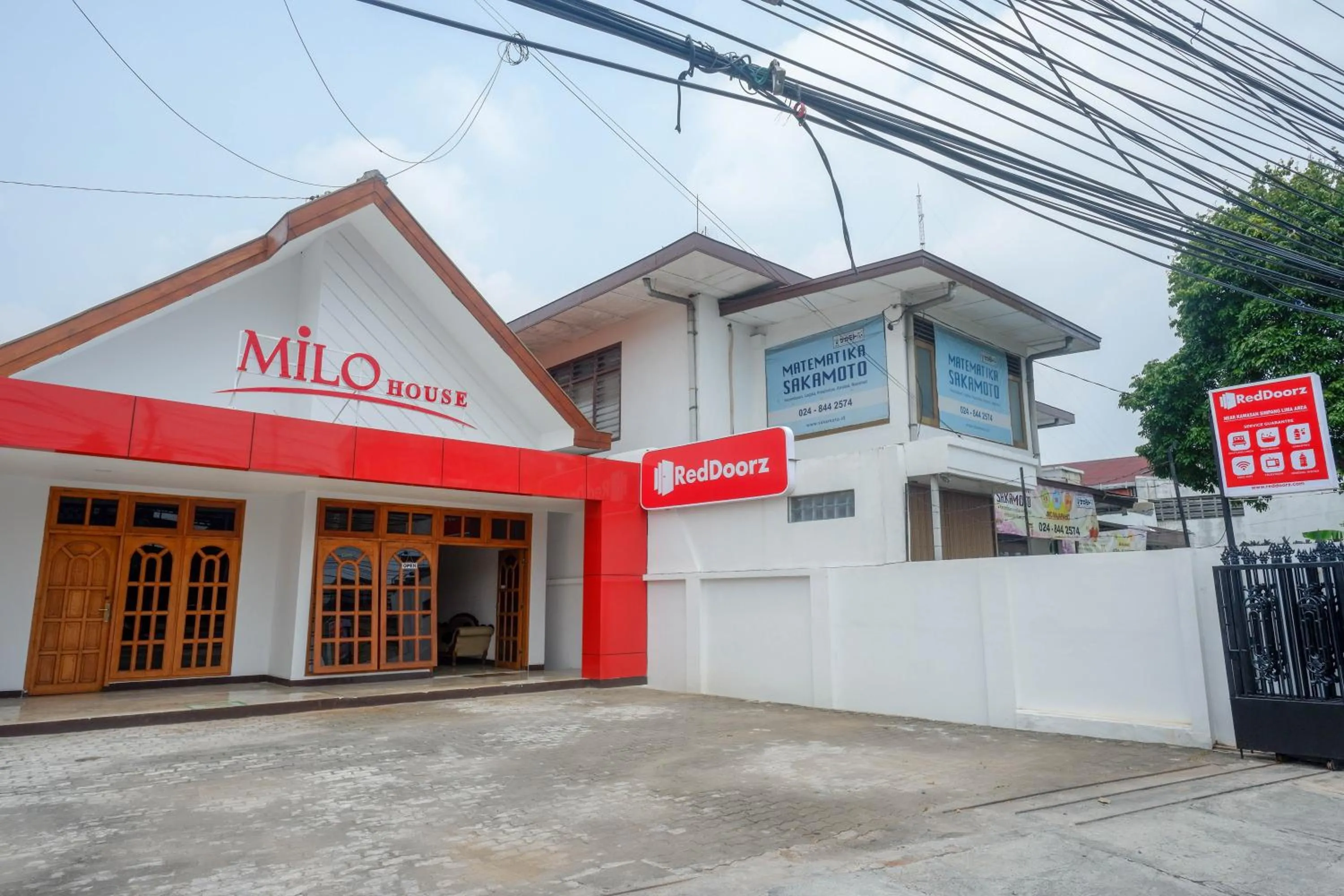 Property building in RedDoorz near Kawasan Simpang Lima Area