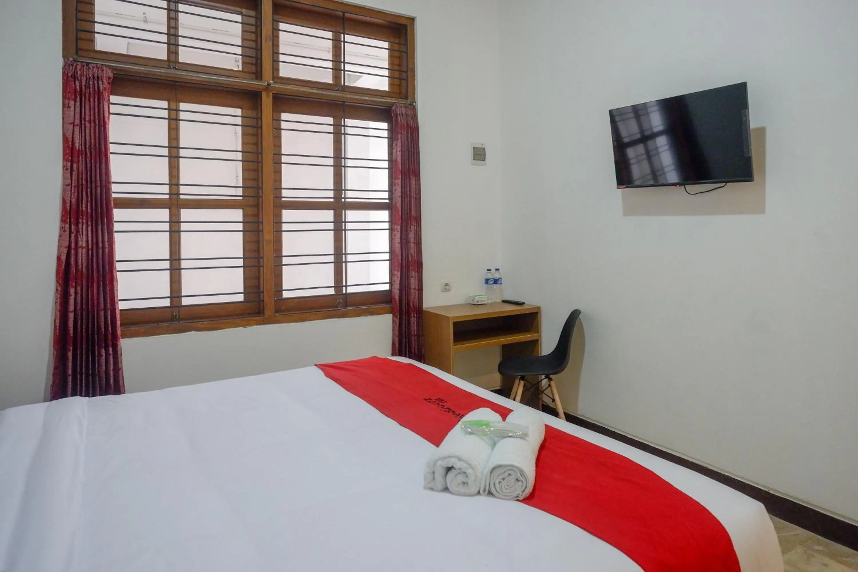 Bedroom, Bed in RedDoorz near Kawasan Simpang Lima Area