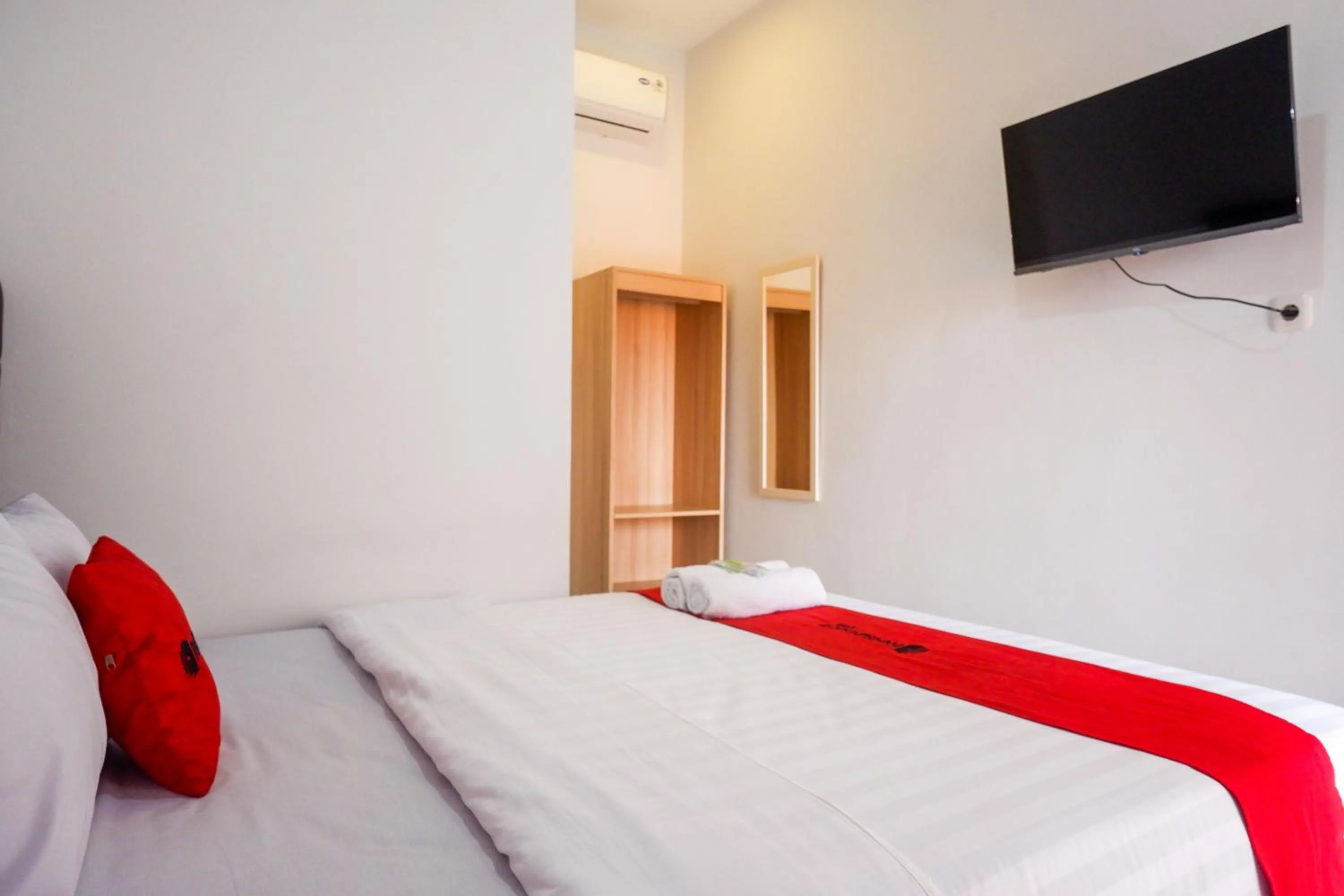 Communal lounge/ TV room, Bed in RedDoorz near Kawasan Simpang Lima Area