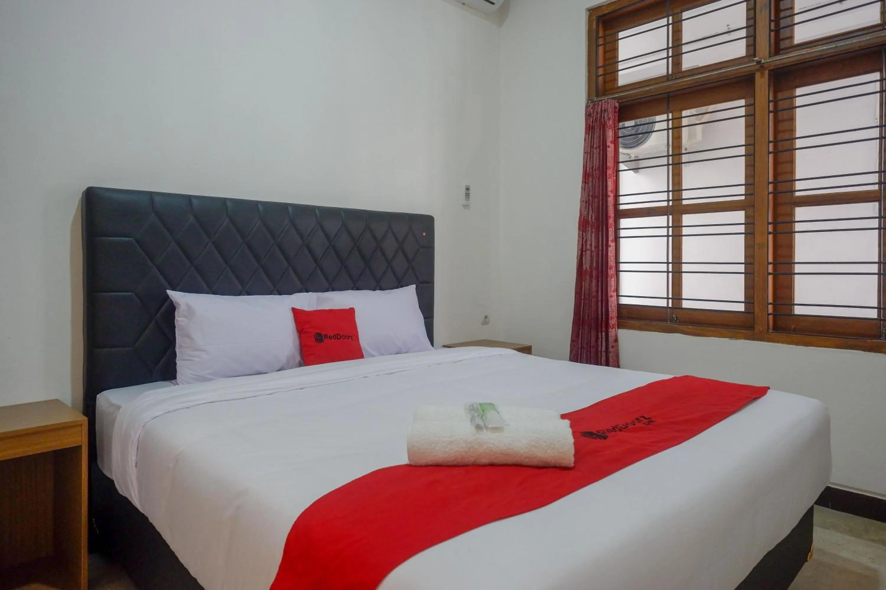 Bedroom, Bed in RedDoorz near Kawasan Simpang Lima Area