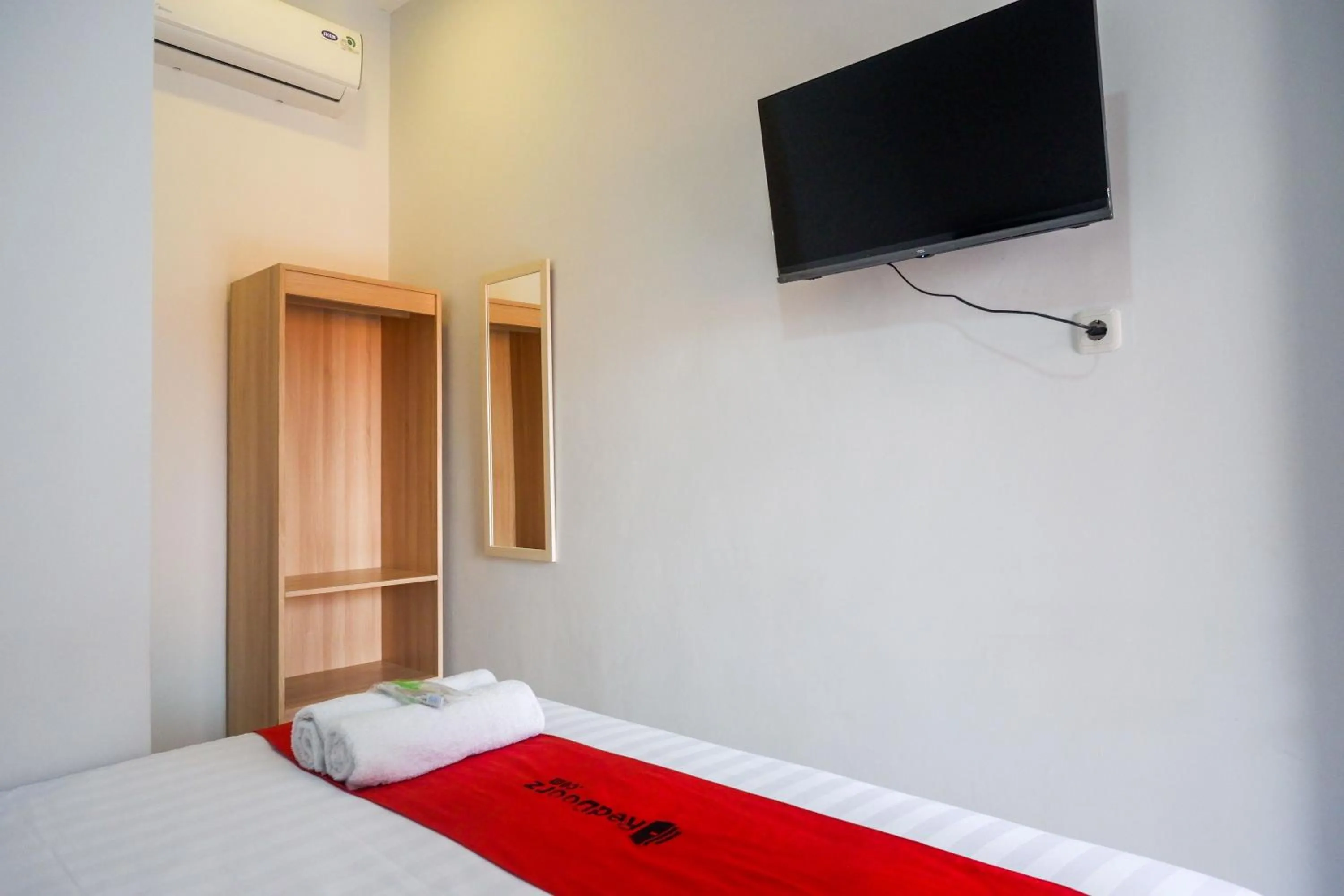 TV and multimedia, Bed in RedDoorz near Kawasan Simpang Lima Area