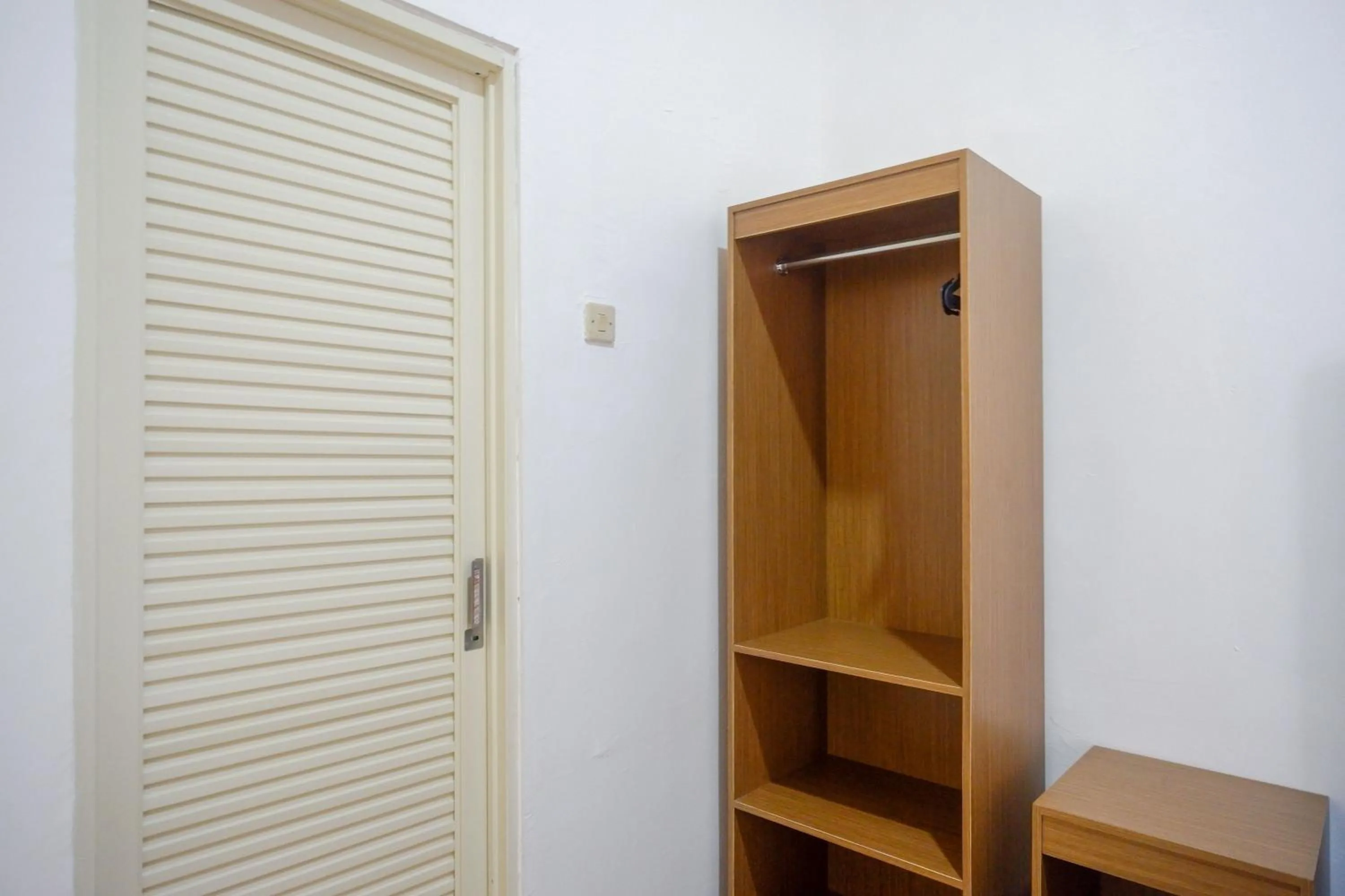 wardrobe in RedDoorz near Kawasan Simpang Lima Area