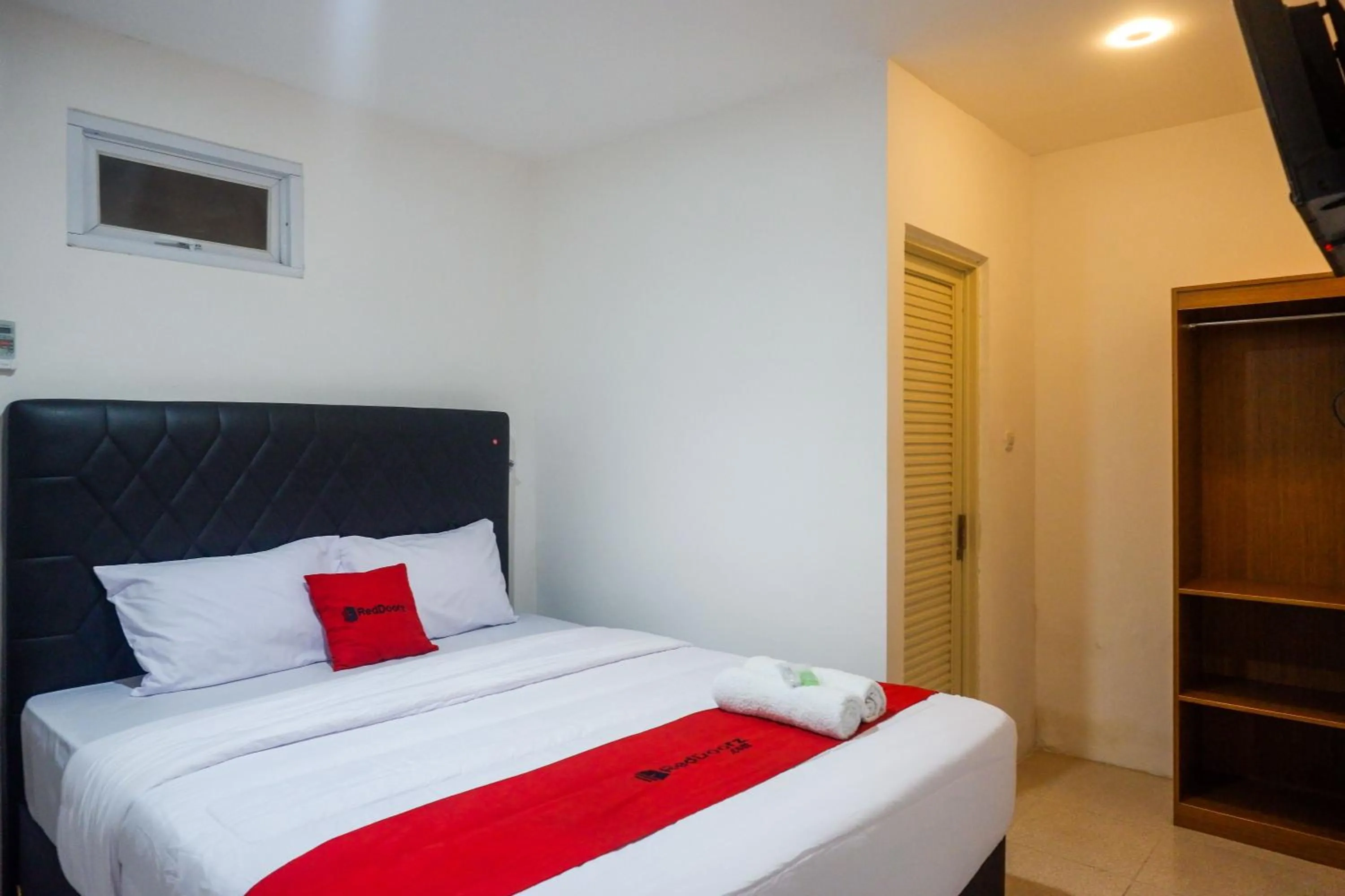Bedroom, Bed in RedDoorz near Kawasan Simpang Lima Area