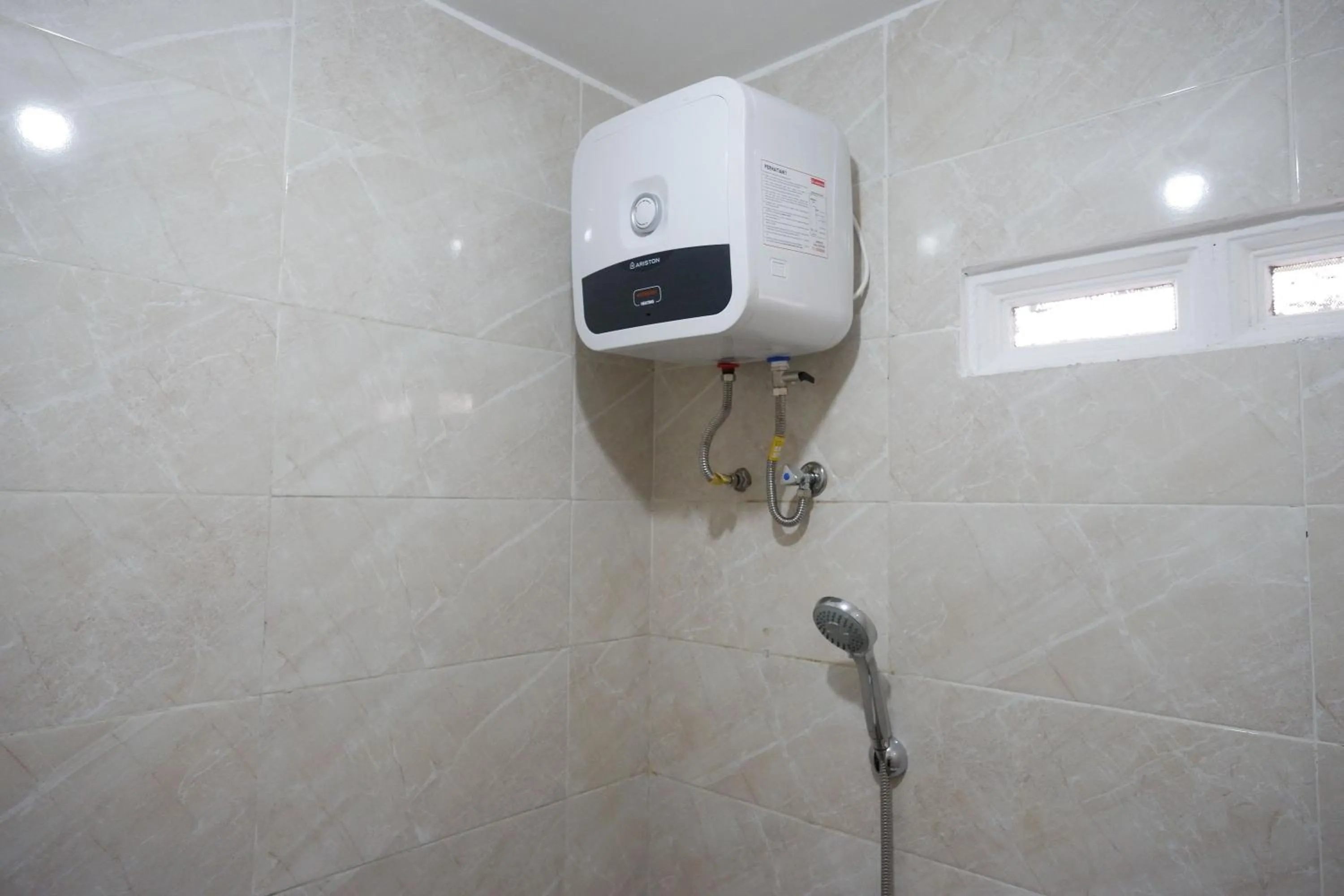 Shower in RedDoorz near Kawasan Simpang Lima Area