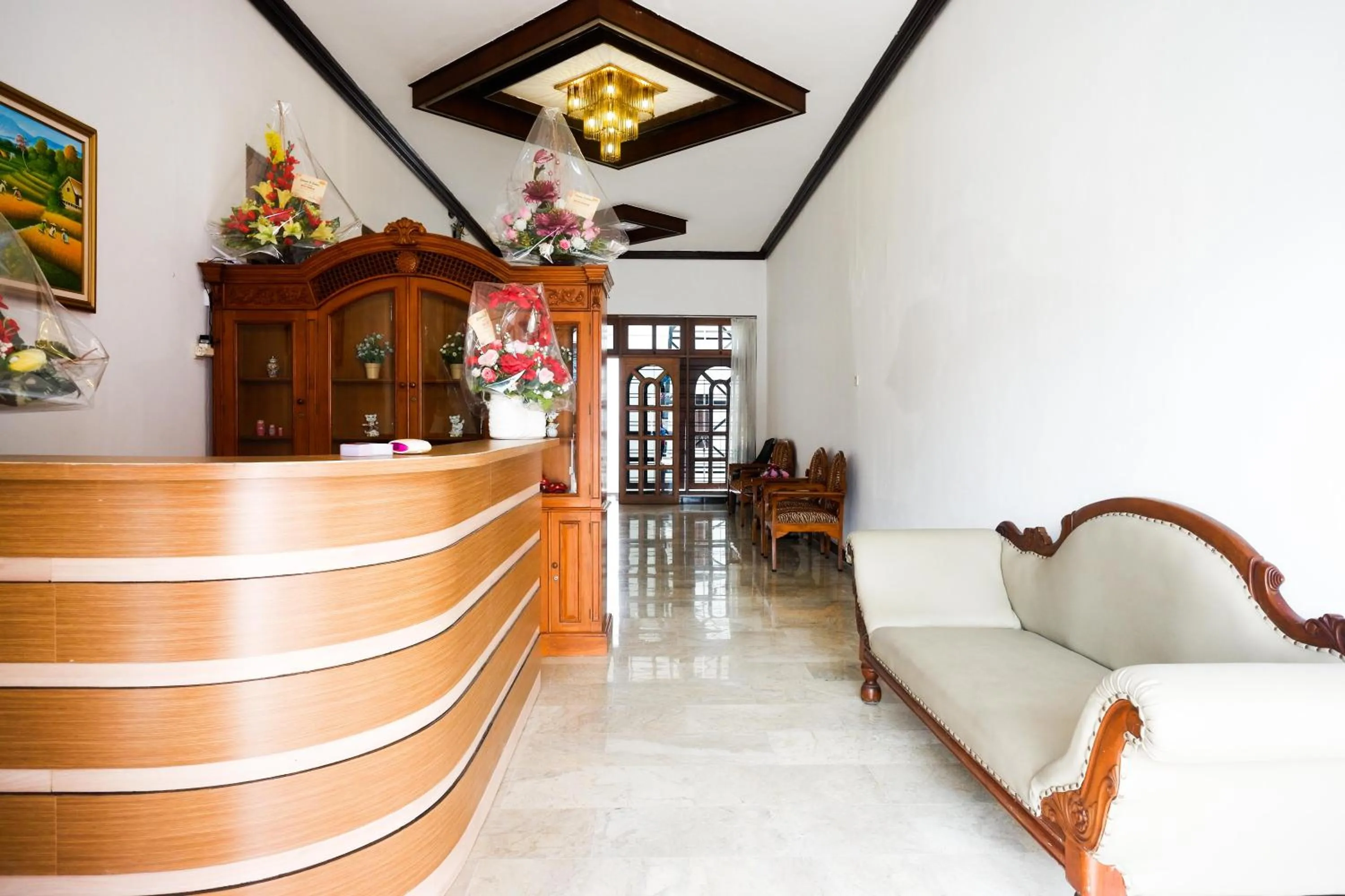 Lobby or reception in RedDoorz near Kawasan Simpang Lima Area