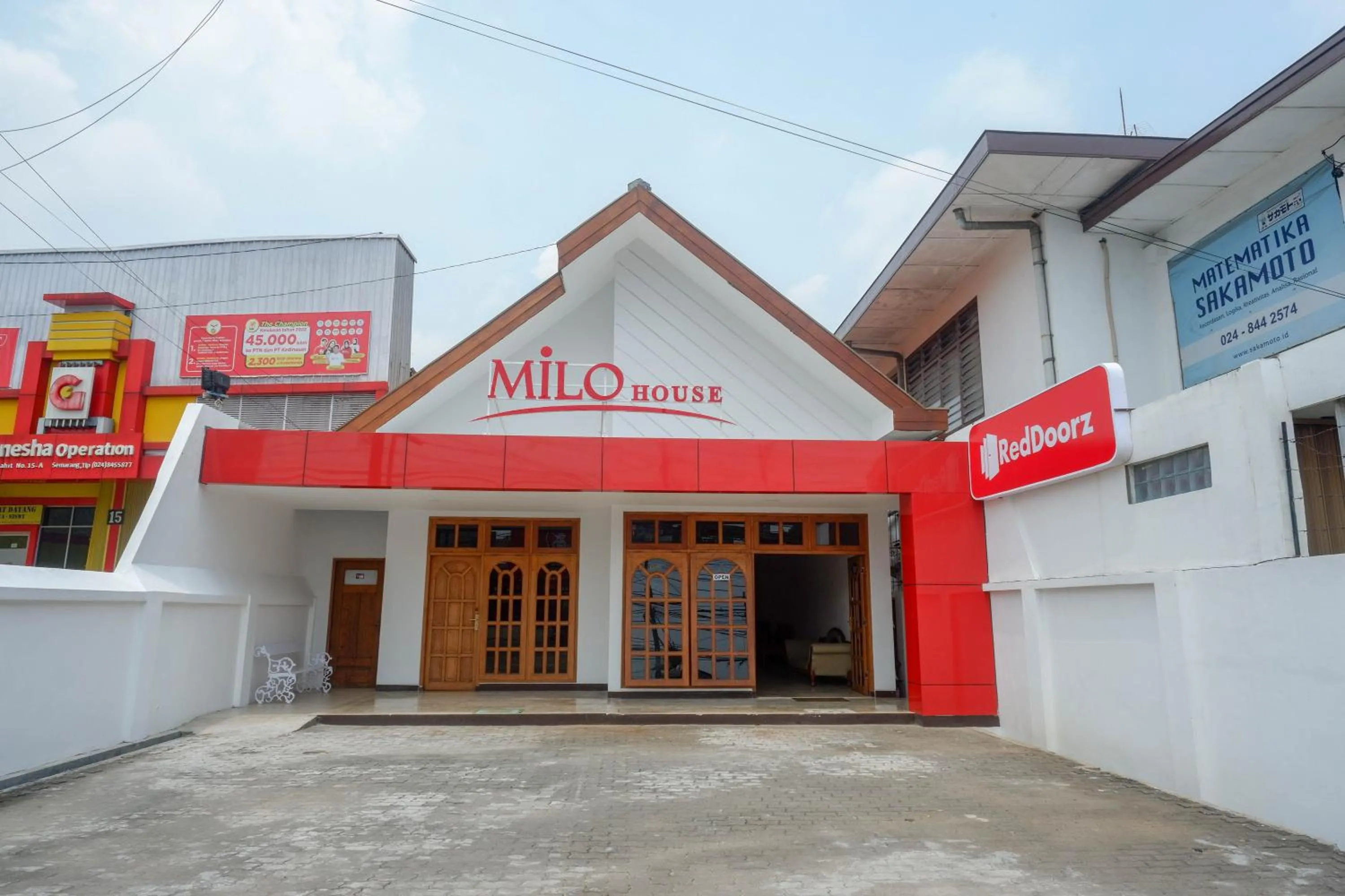 Property building in RedDoorz near Kawasan Simpang Lima Area