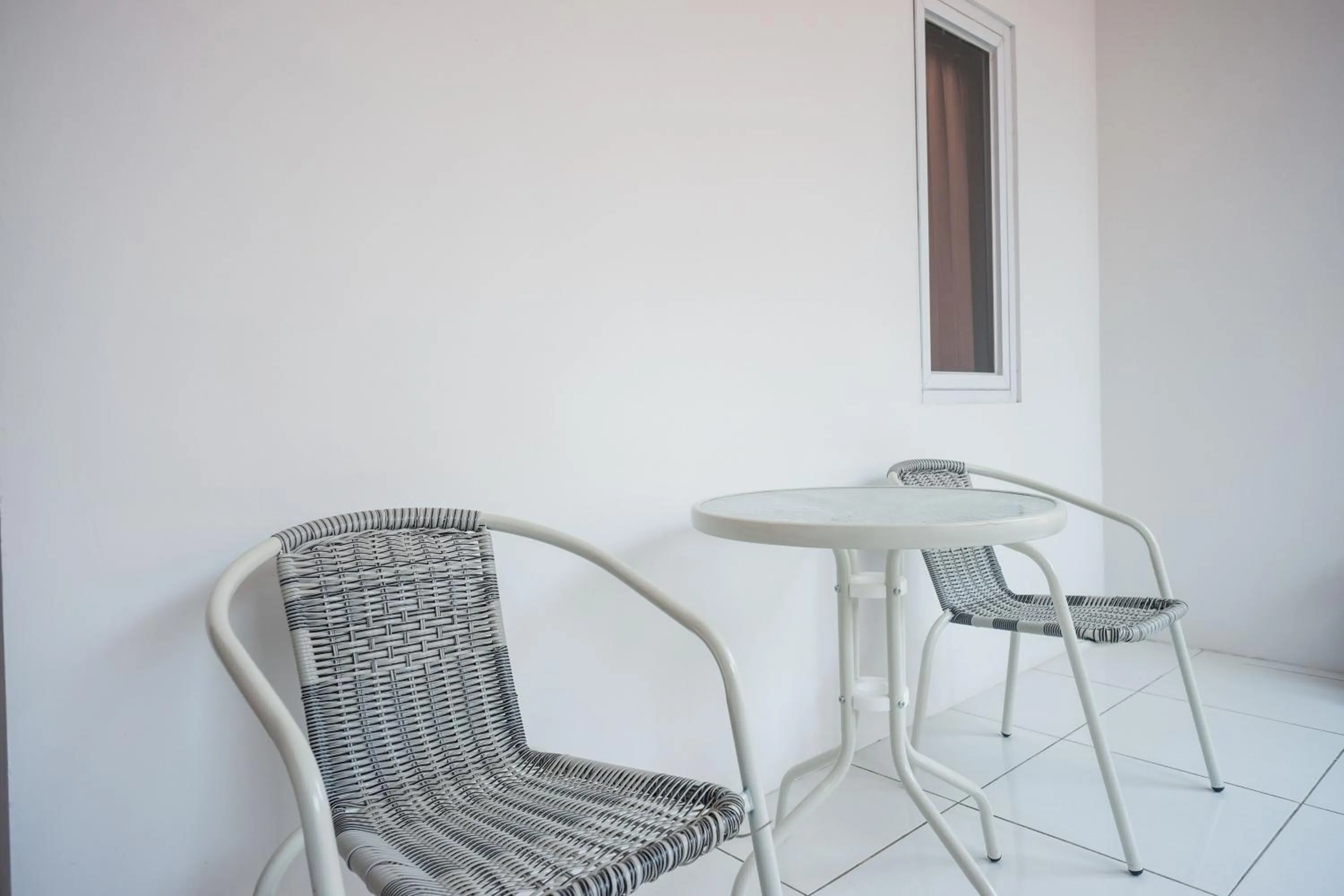 Seating area in RedDoorz near Kawasan Simpang Lima Area