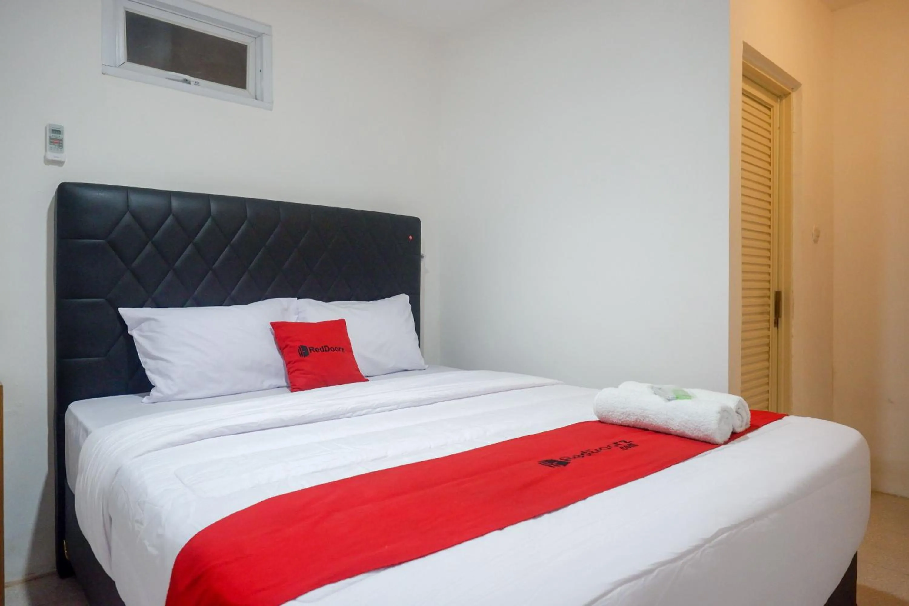Bedroom, Bed in RedDoorz near Kawasan Simpang Lima Area