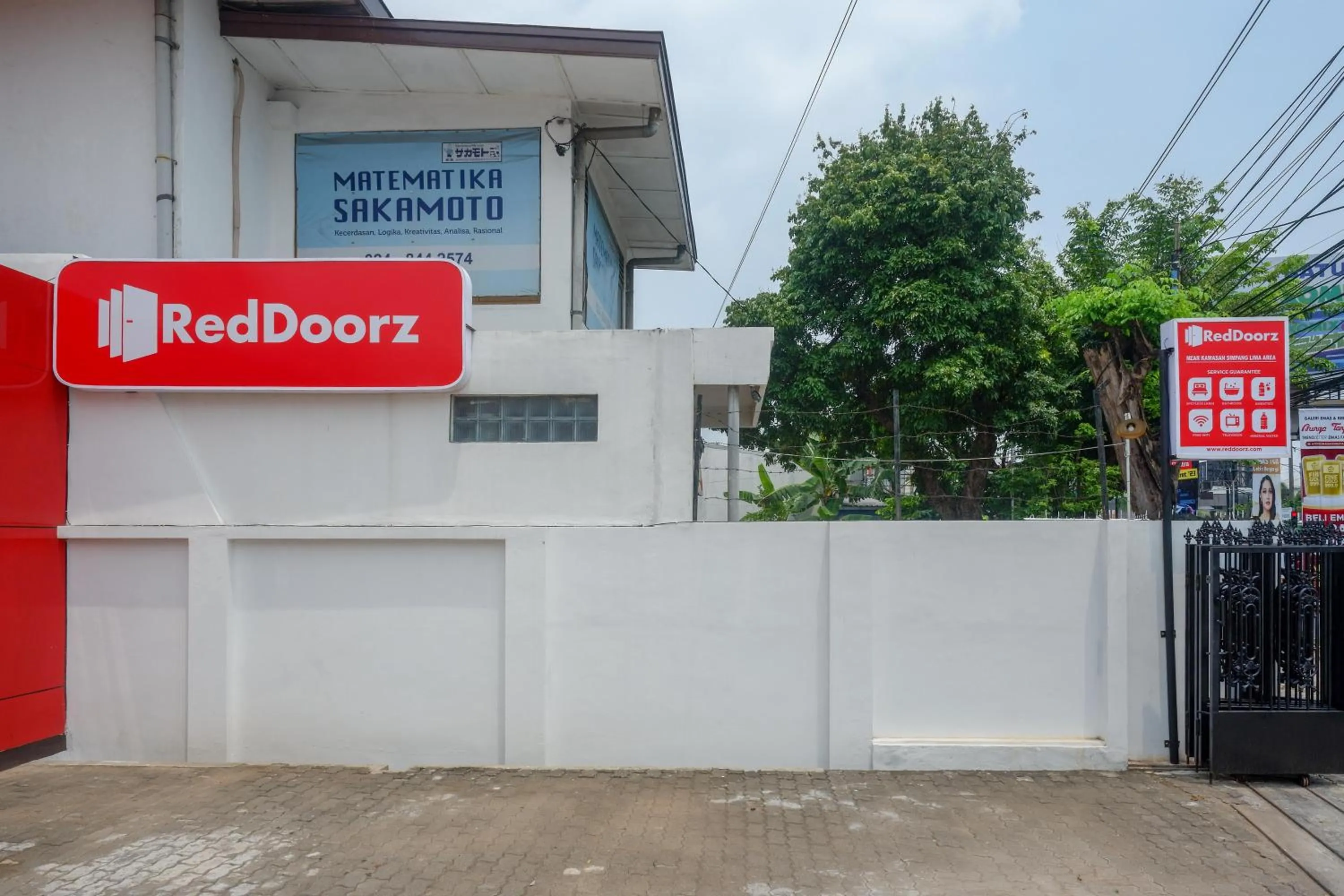 Property logo or sign in RedDoorz near Kawasan Simpang Lima Area