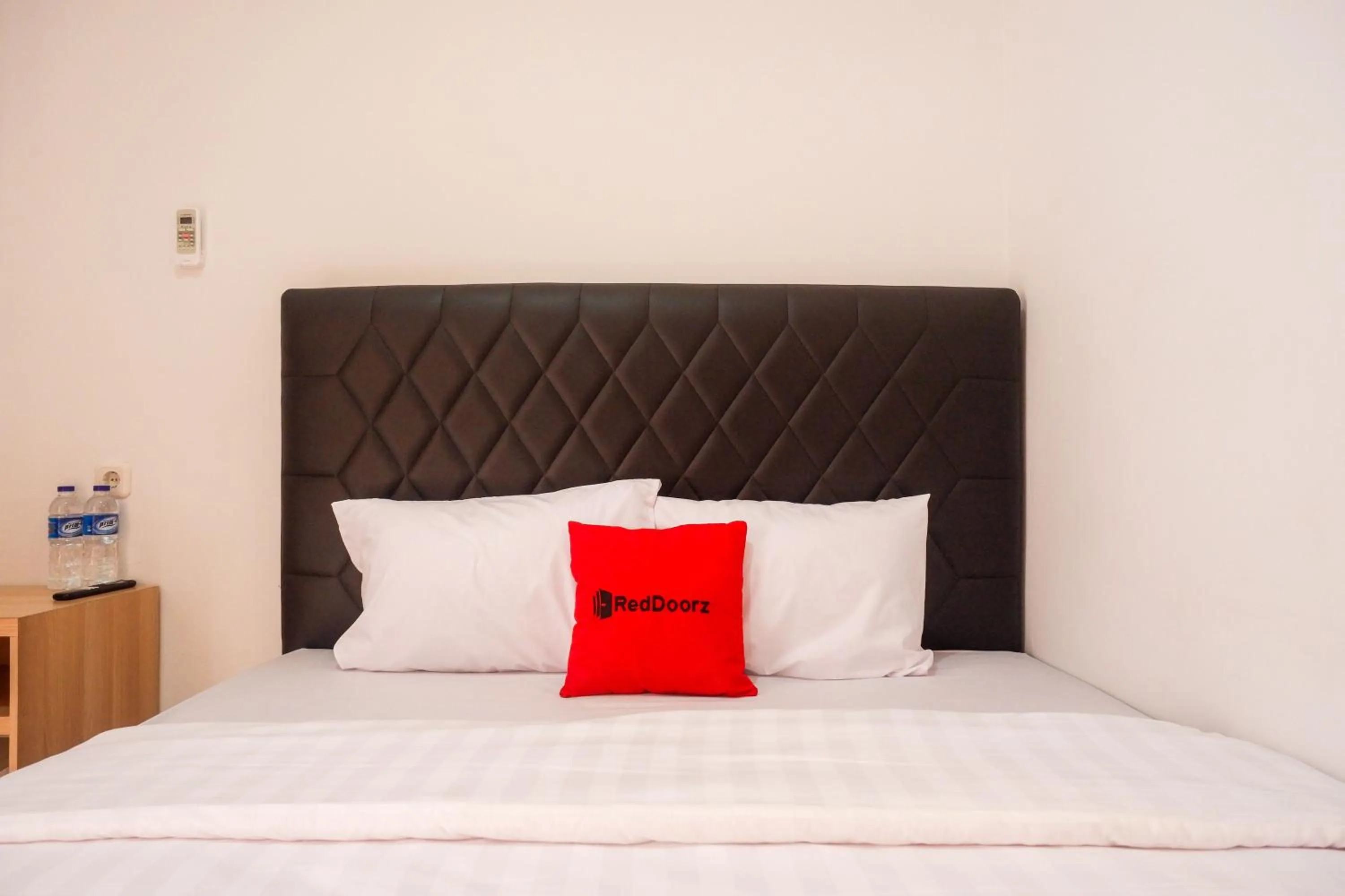 Bedroom, Bed in RedDoorz near Kawasan Simpang Lima Area