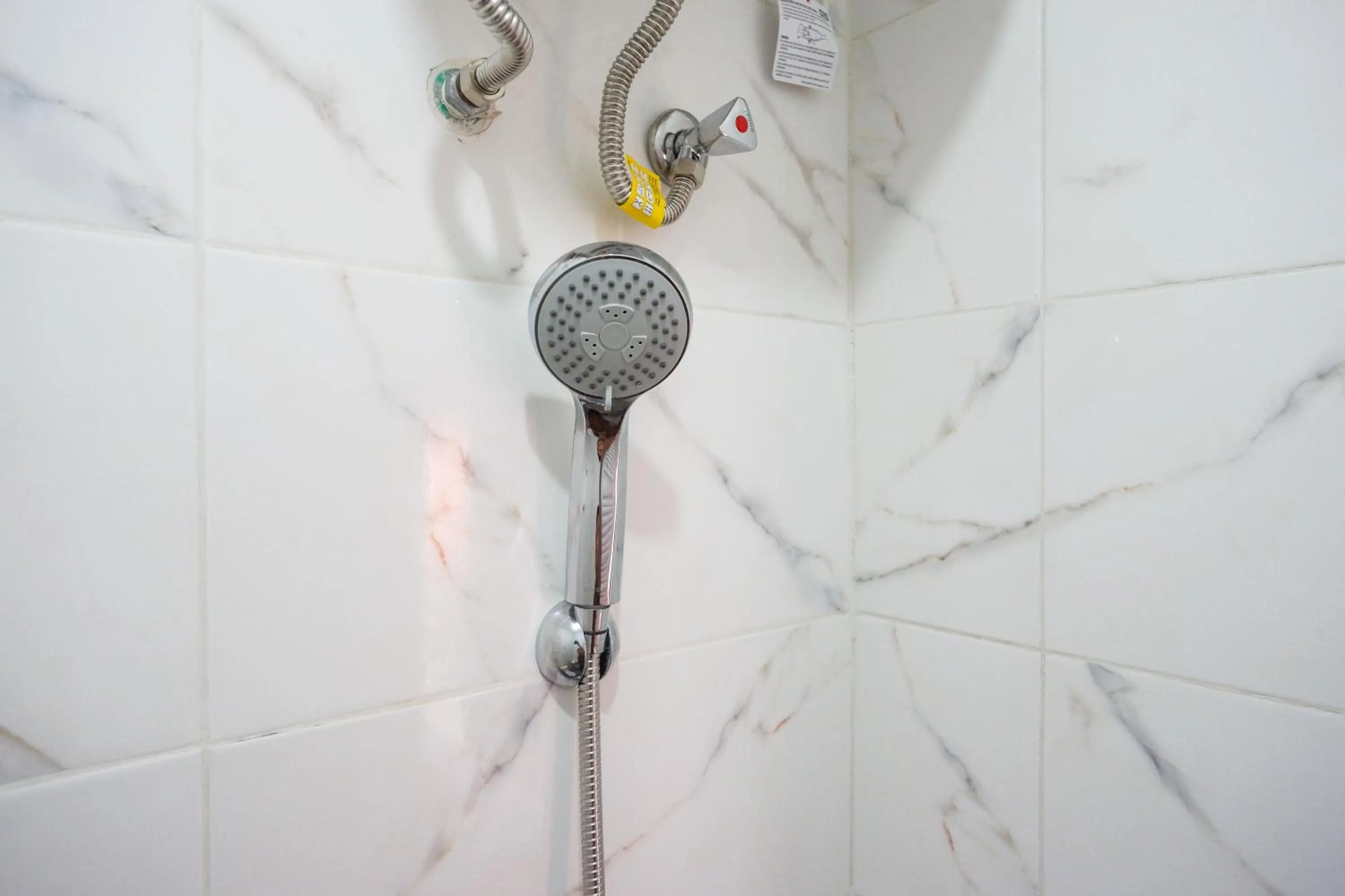Shower in RedDoorz near Kawasan Simpang Lima Area