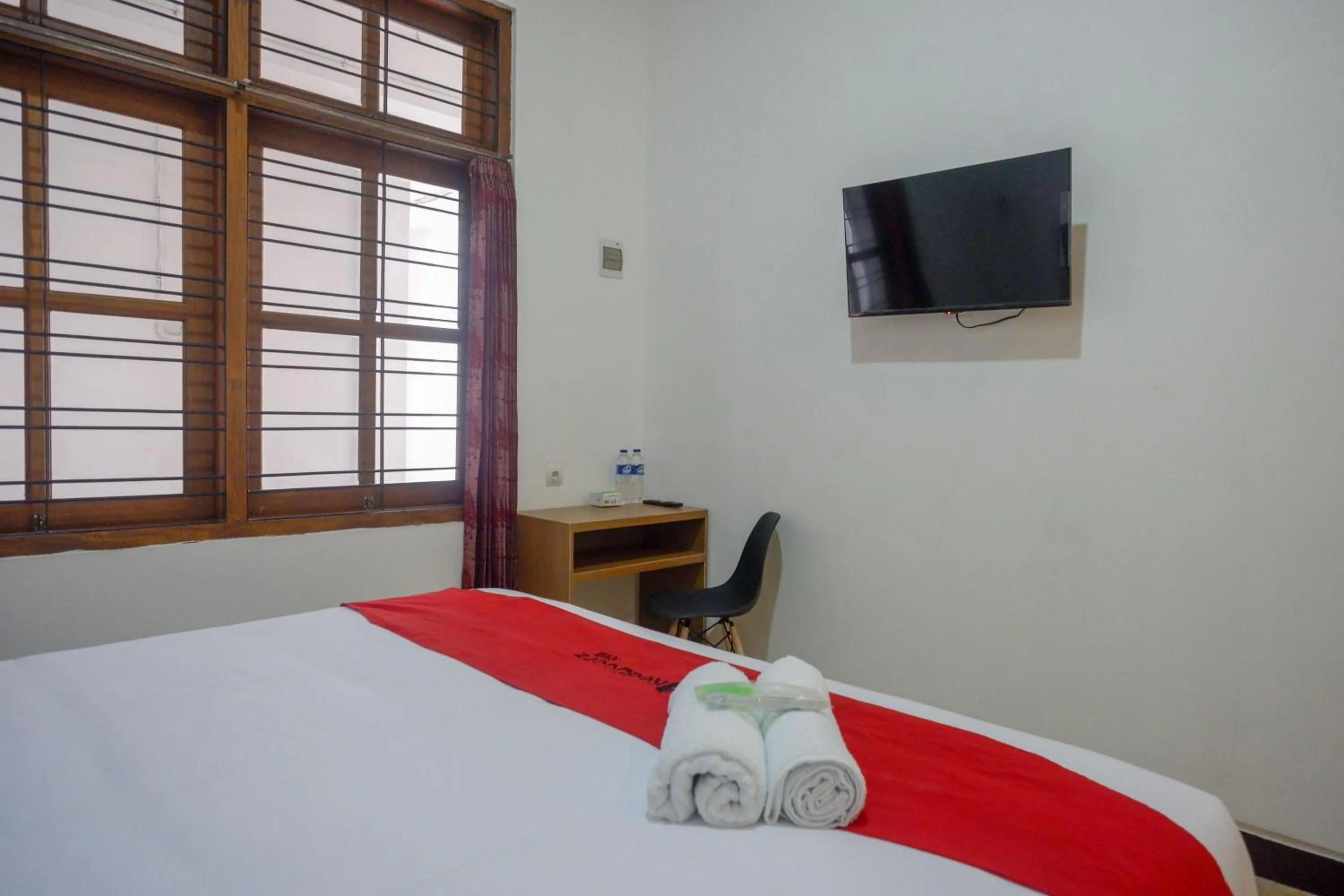 Bedroom, Bed in RedDoorz near Kawasan Simpang Lima Area
