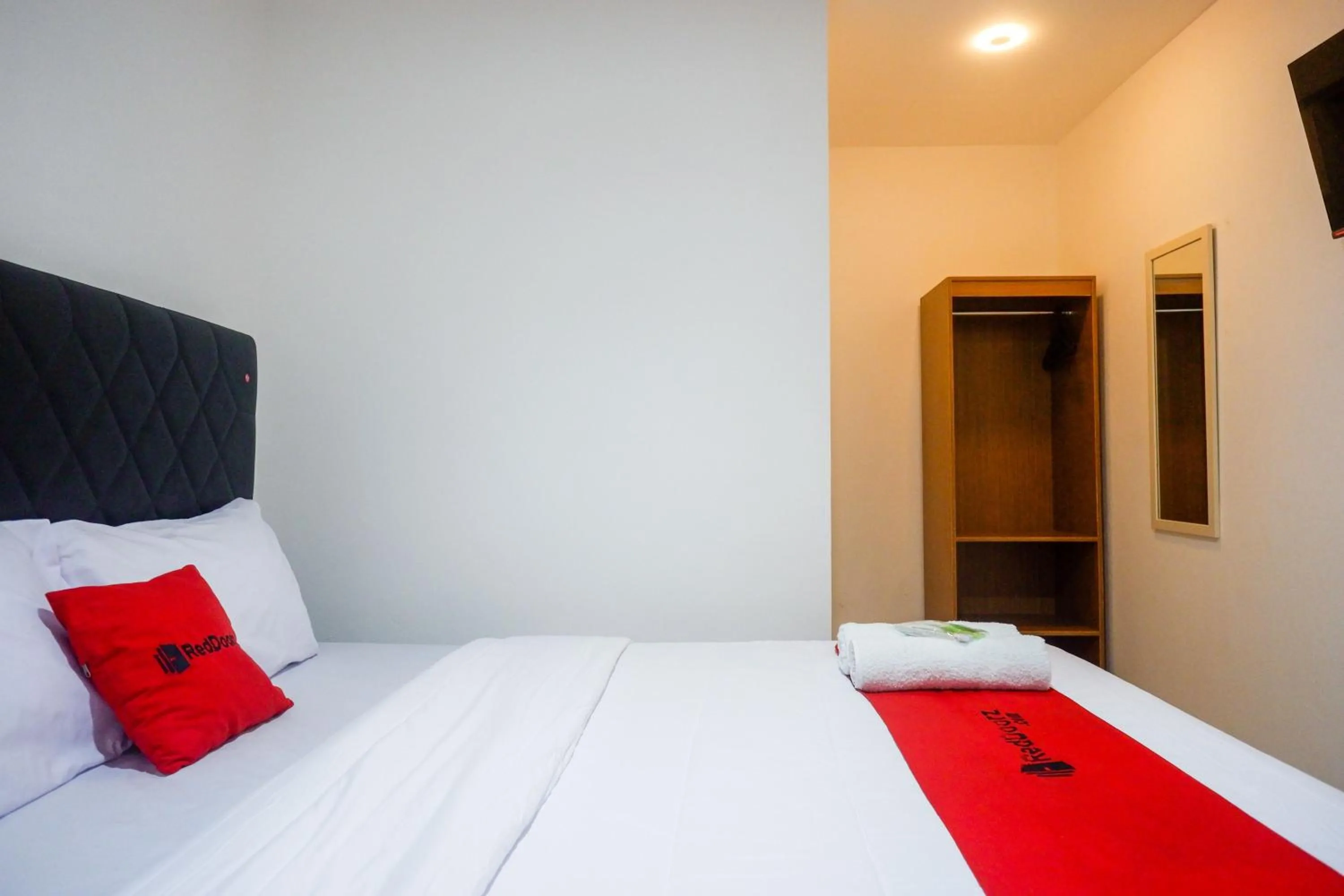 Bedroom, Bed in RedDoorz near Kawasan Simpang Lima Area