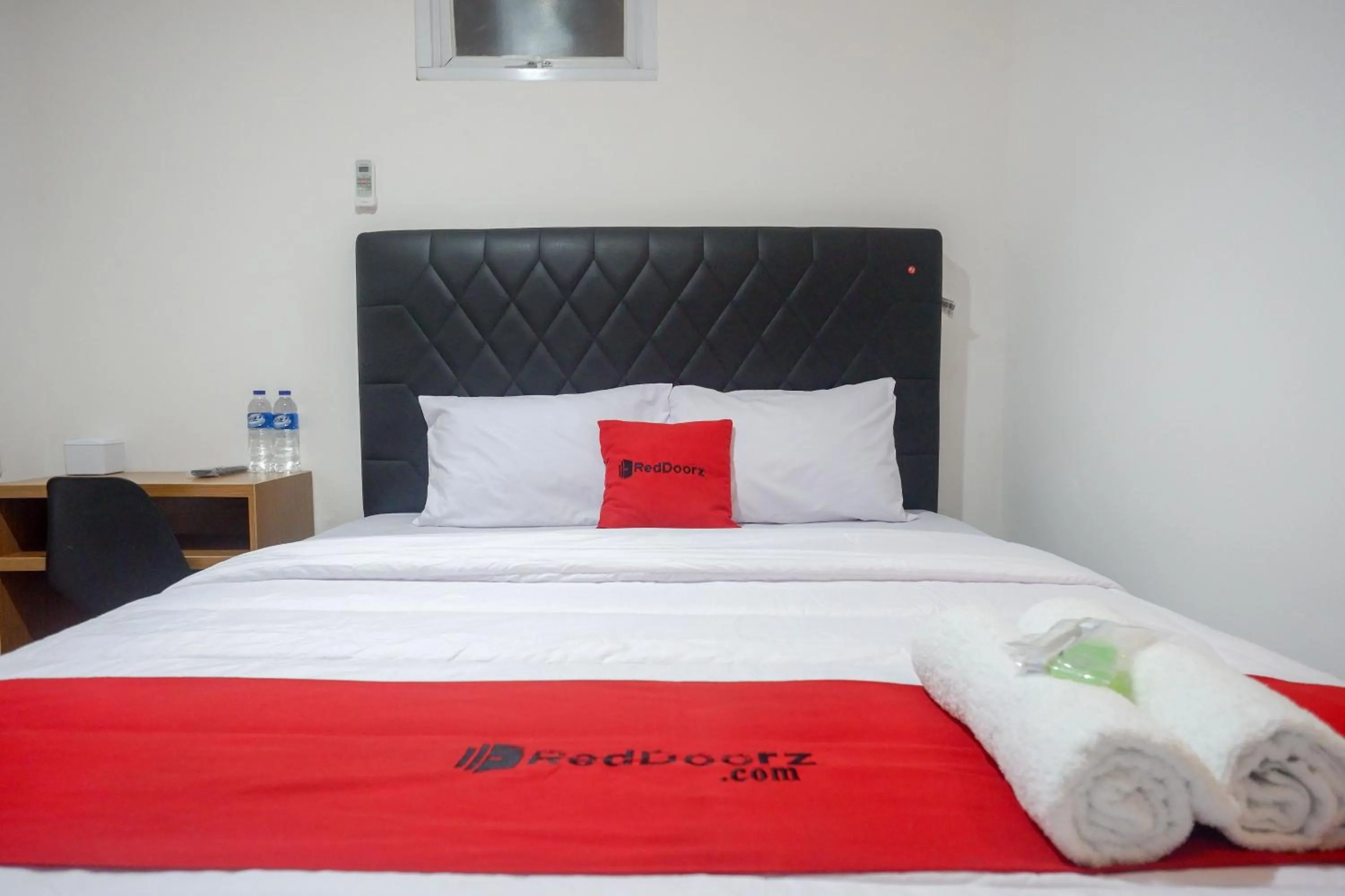 Bedroom, Bed in RedDoorz near Kawasan Simpang Lima Area