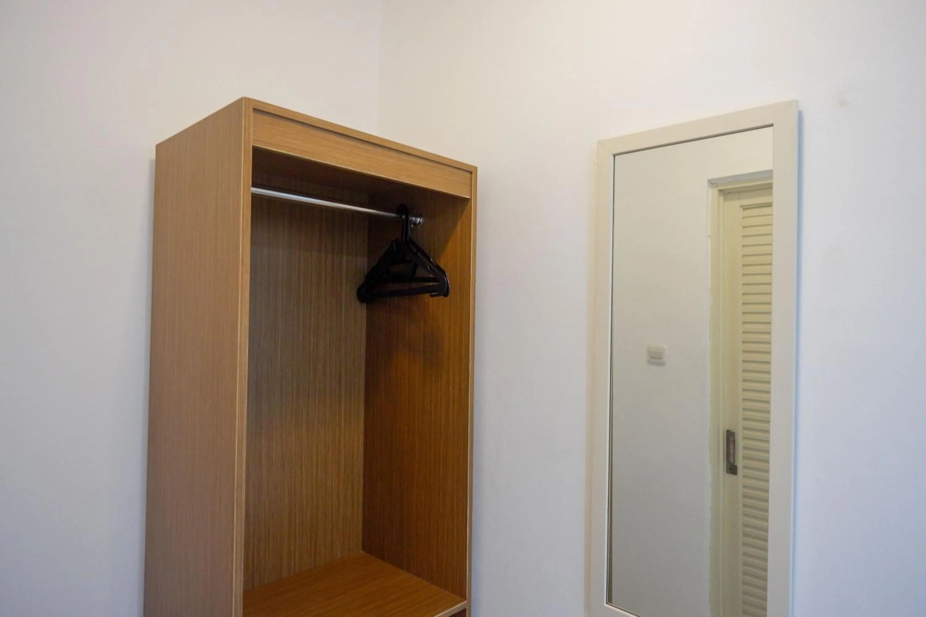 wardrobe in RedDoorz near Kawasan Simpang Lima Area