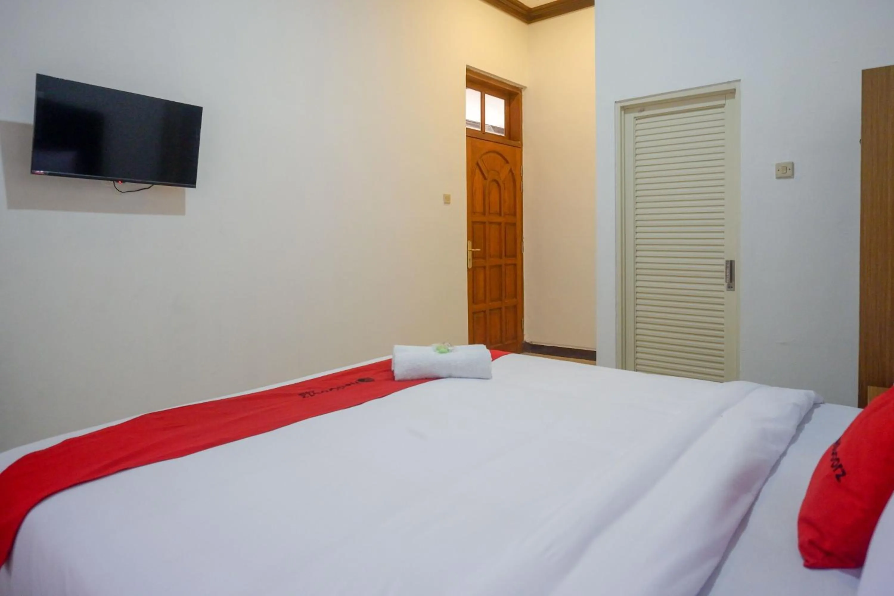 Bedroom, Bed in RedDoorz near Kawasan Simpang Lima Area