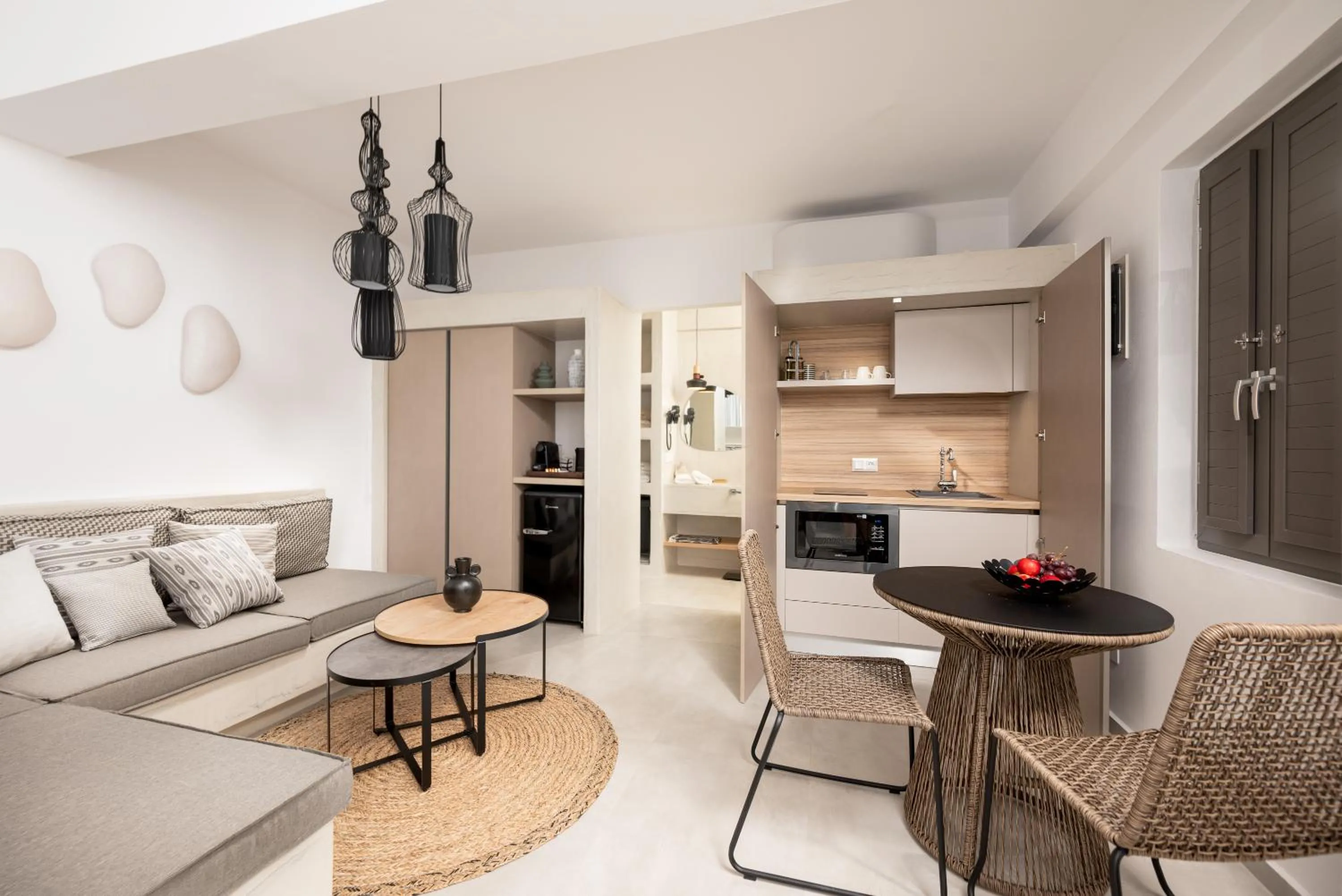 Coffee/tea facilities in Mnḗmē Suites & Villas