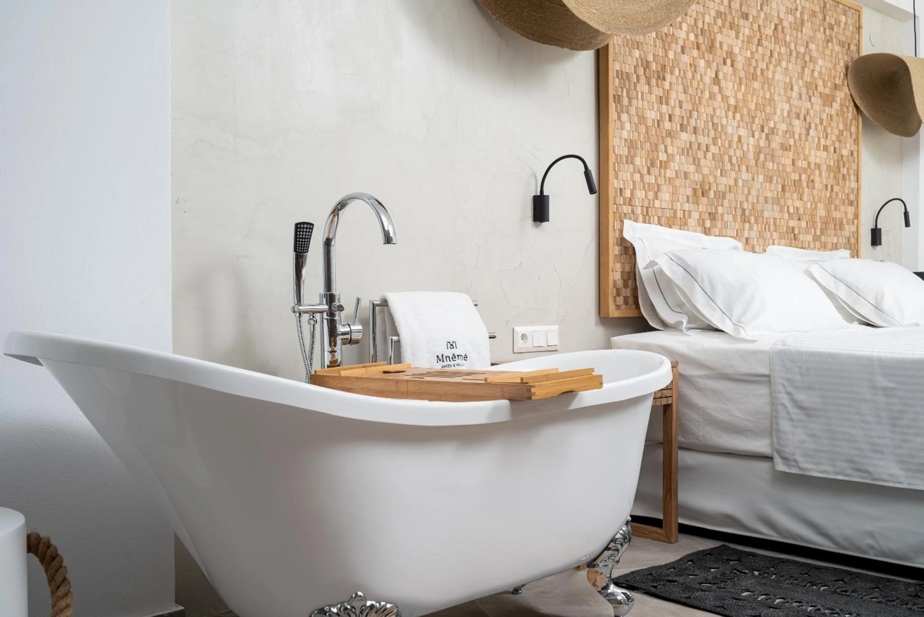 Bed in Mnḗmē Suites & Villas