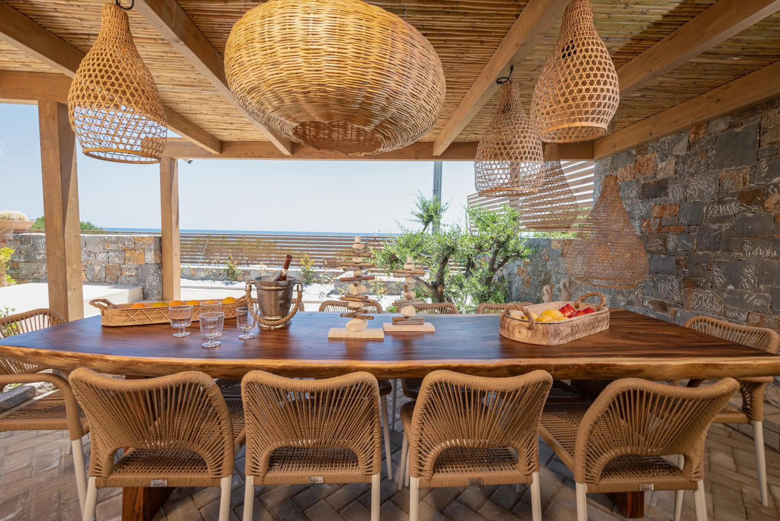Dining area in Mnḗmē Suites & Villas