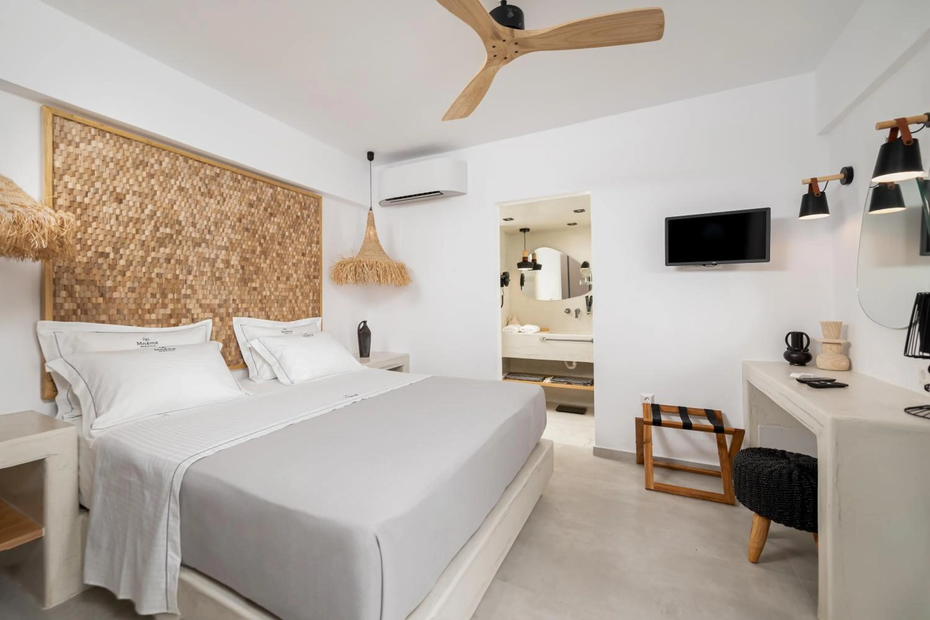 Bed in Mnḗmē Suites & Villas