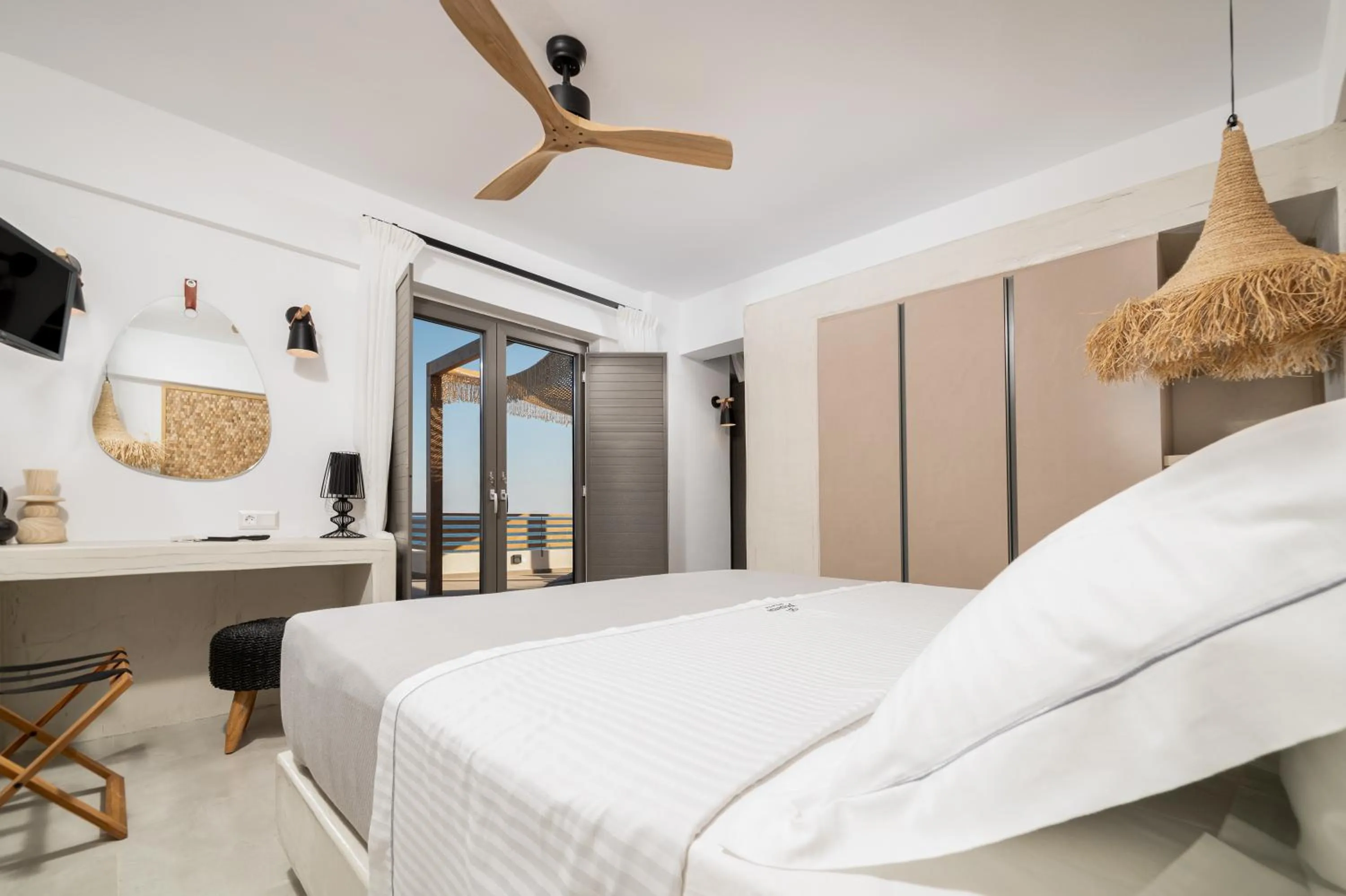 Bed in Mnḗmē Suites & Villas