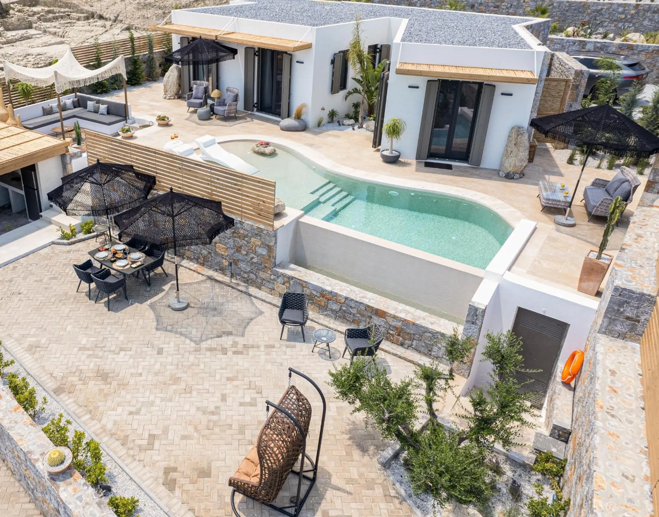 Property building in Mnḗmē Suites & Villas