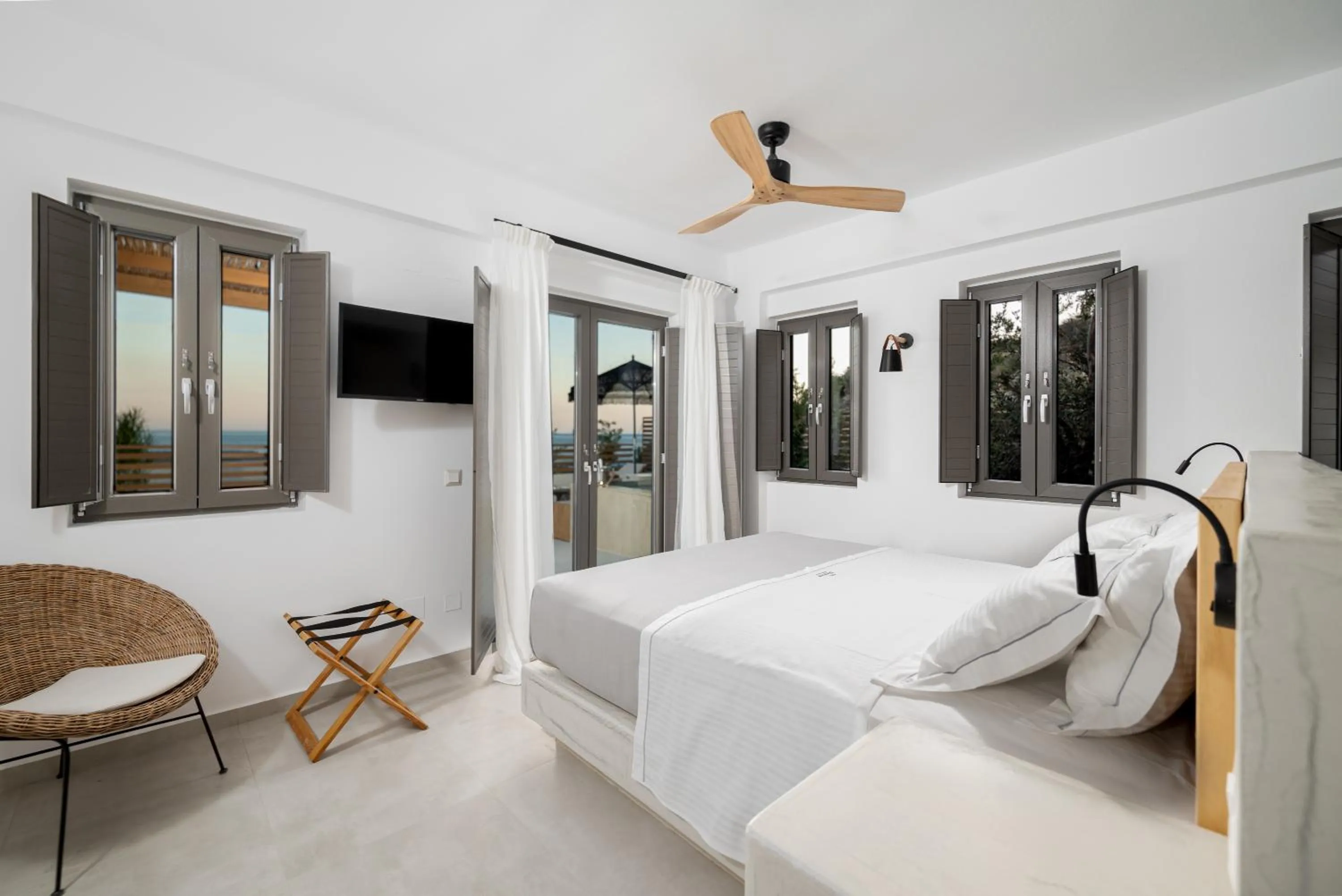 Bed in Mnḗmē Suites & Villas