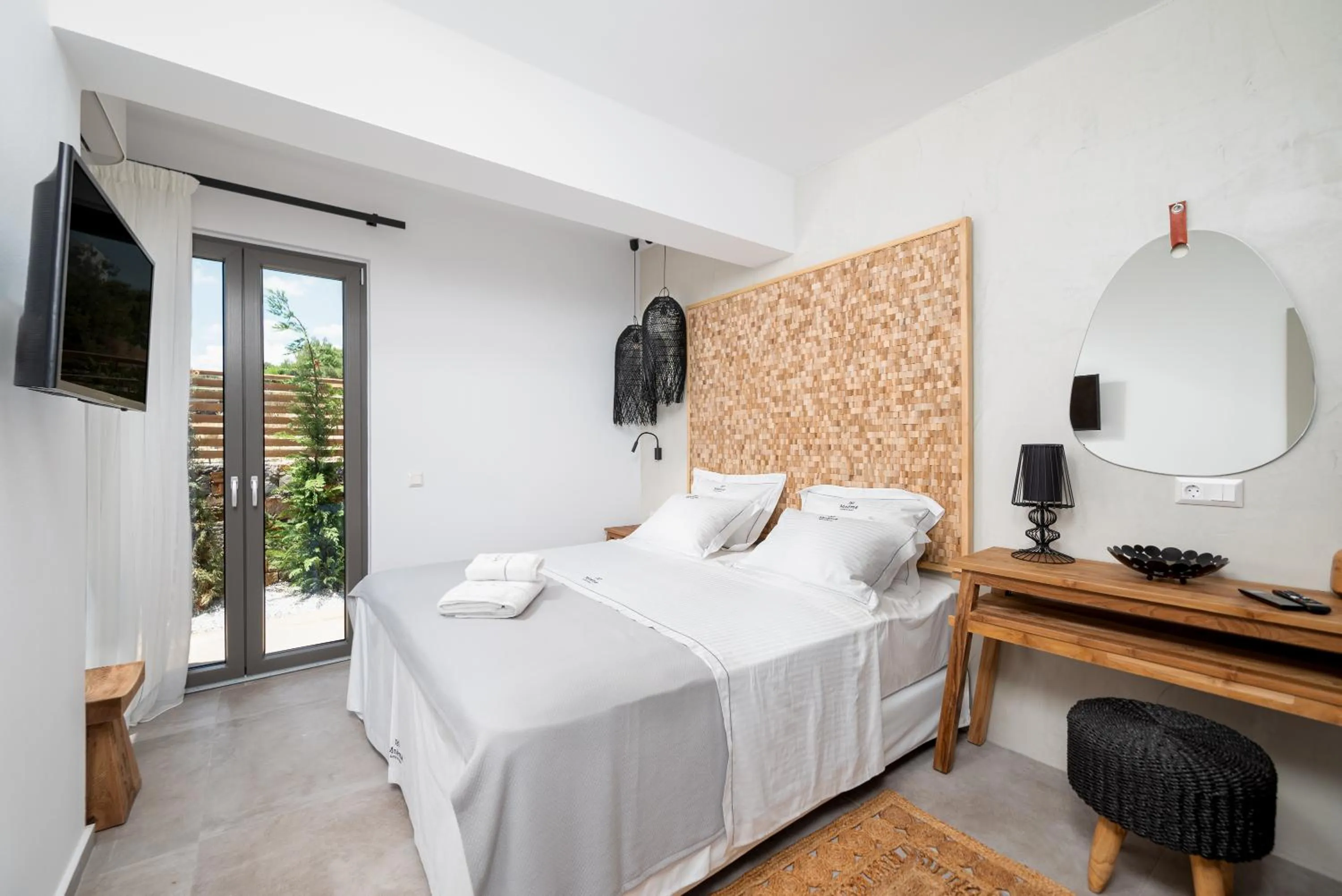 Bed in Mnḗmē Suites & Villas