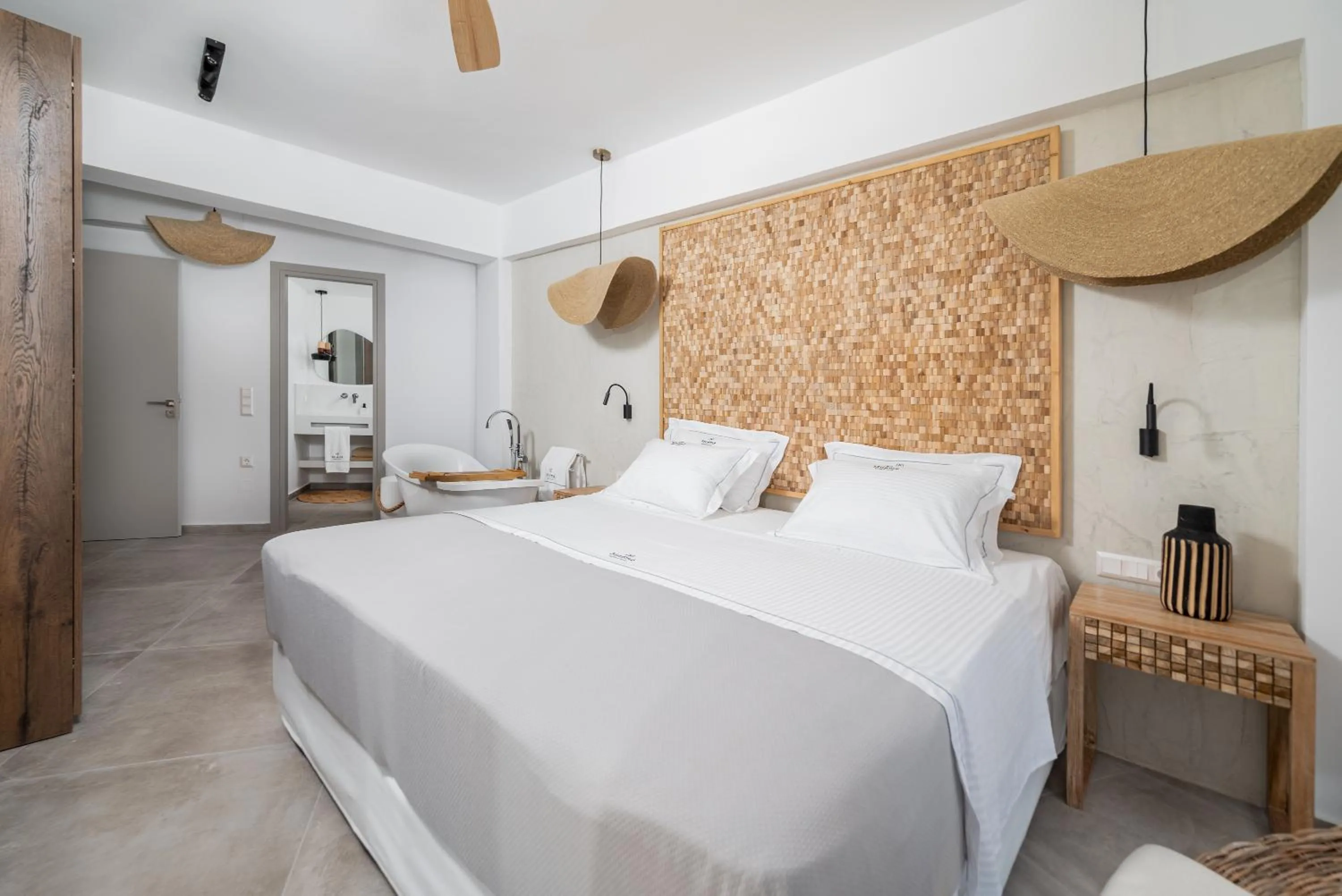 Bed in Mnḗmē Suites & Villas