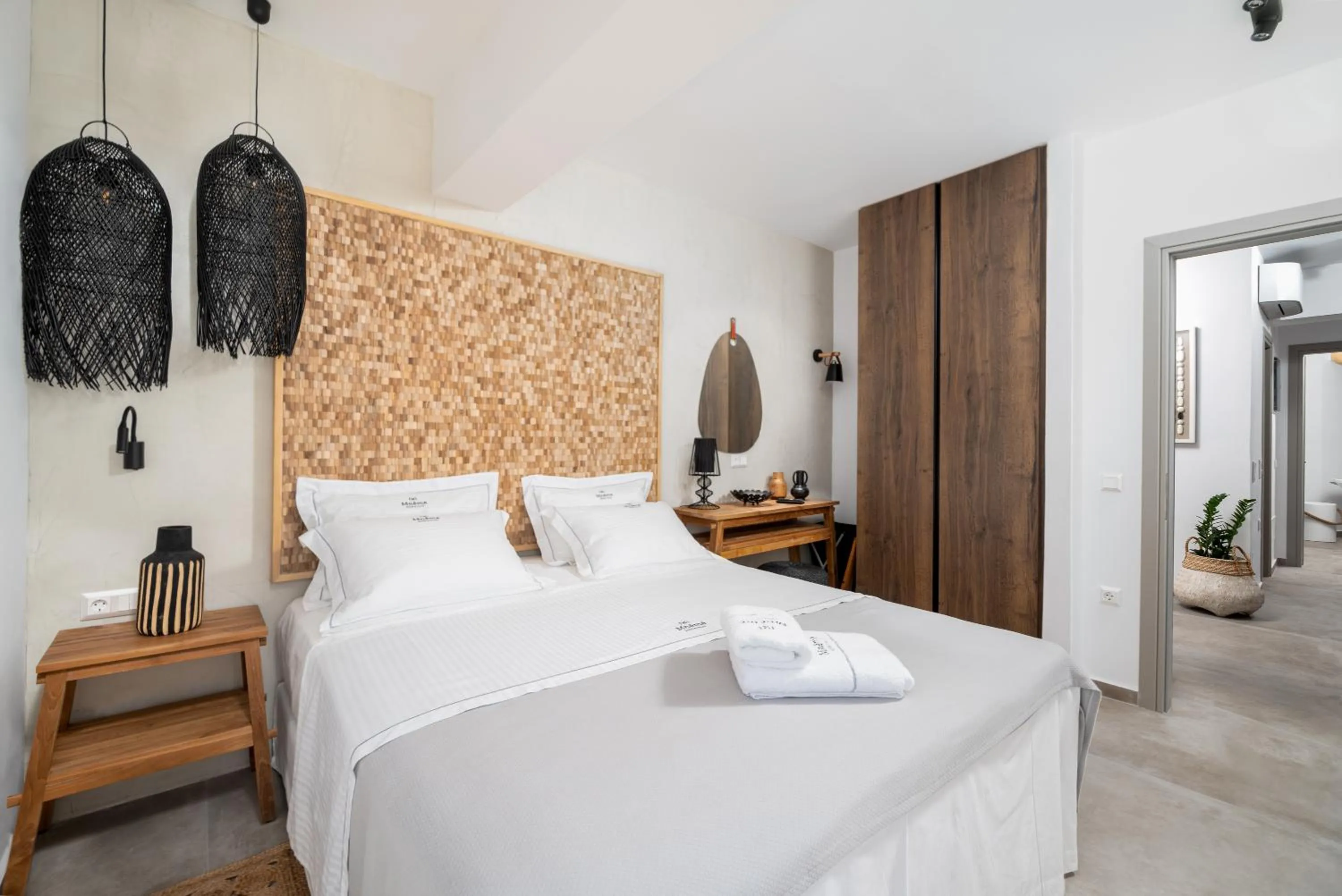 Bed in Mnḗmē Suites & Villas