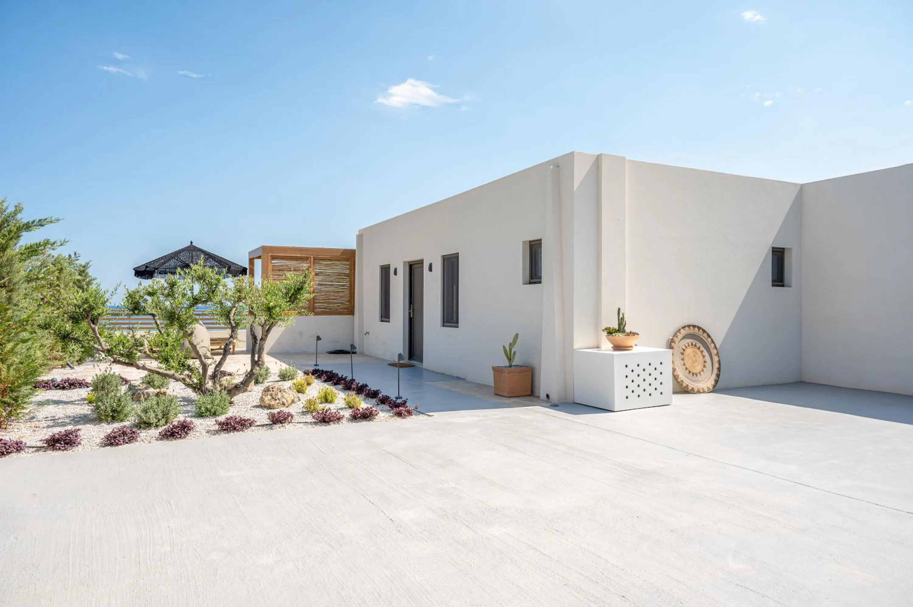 Property building in Mnḗmē Suites & Villas