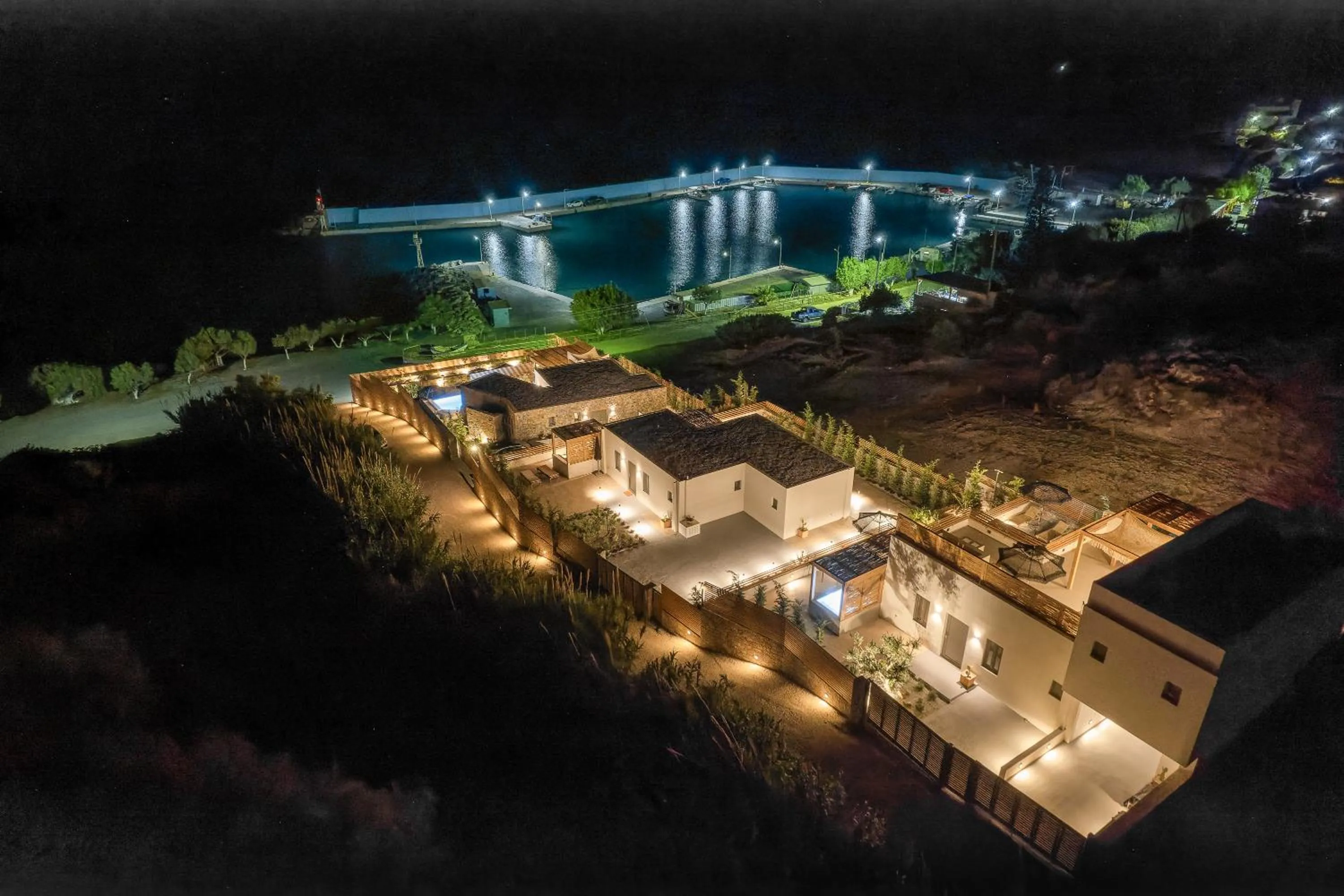 Property building in Mnḗmē Suites & Villas