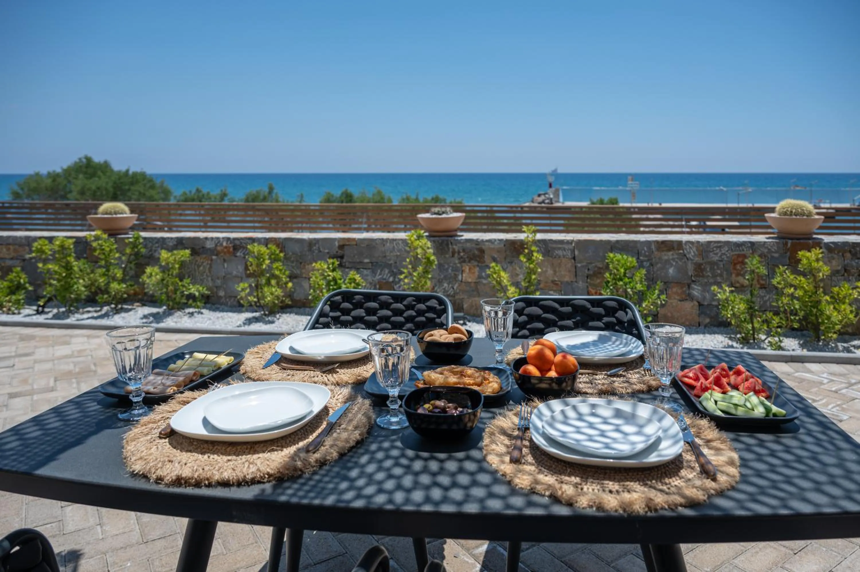 Day in Mnḗmē Suites & Villas