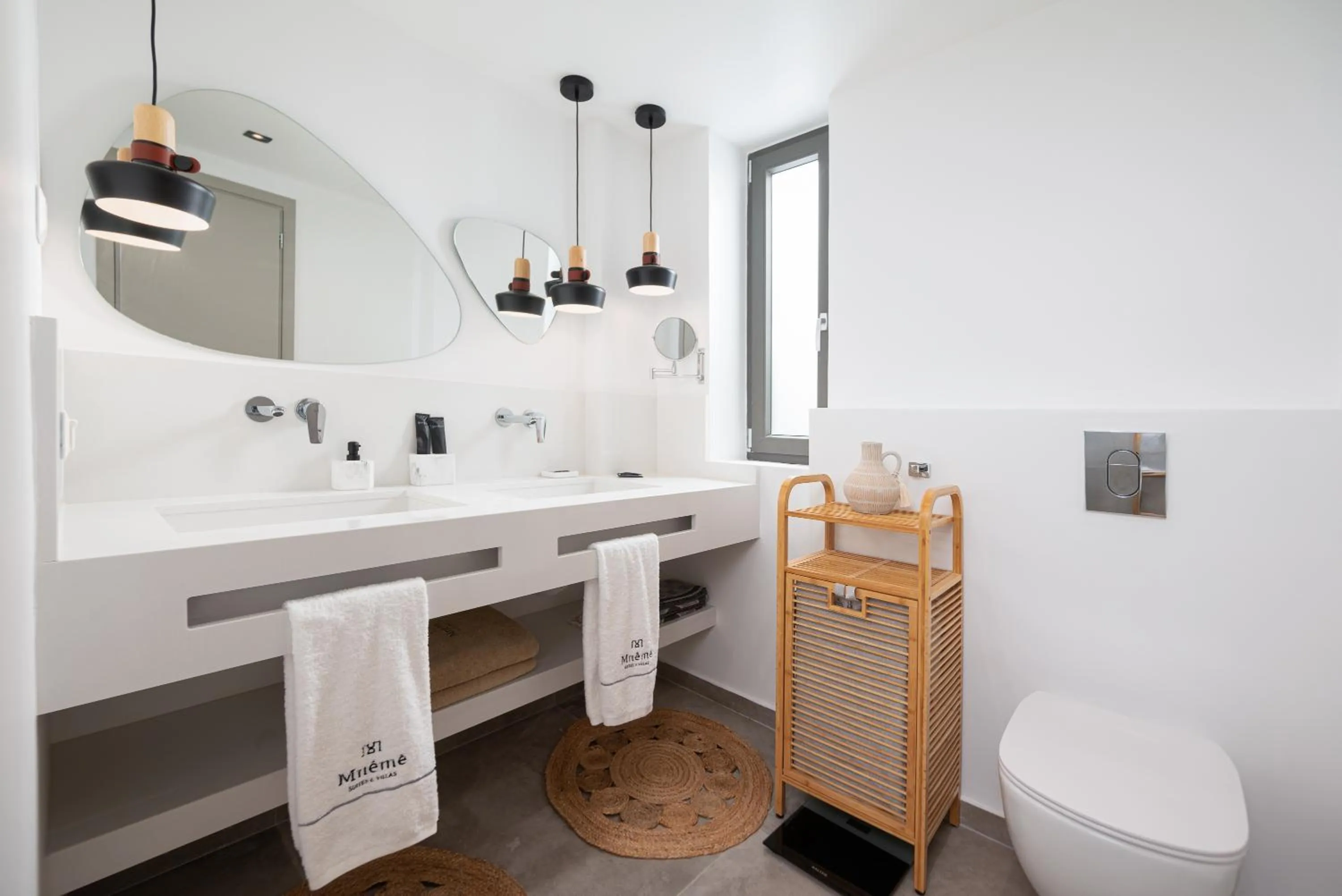 Toilet in Mnḗmē Suites & Villas