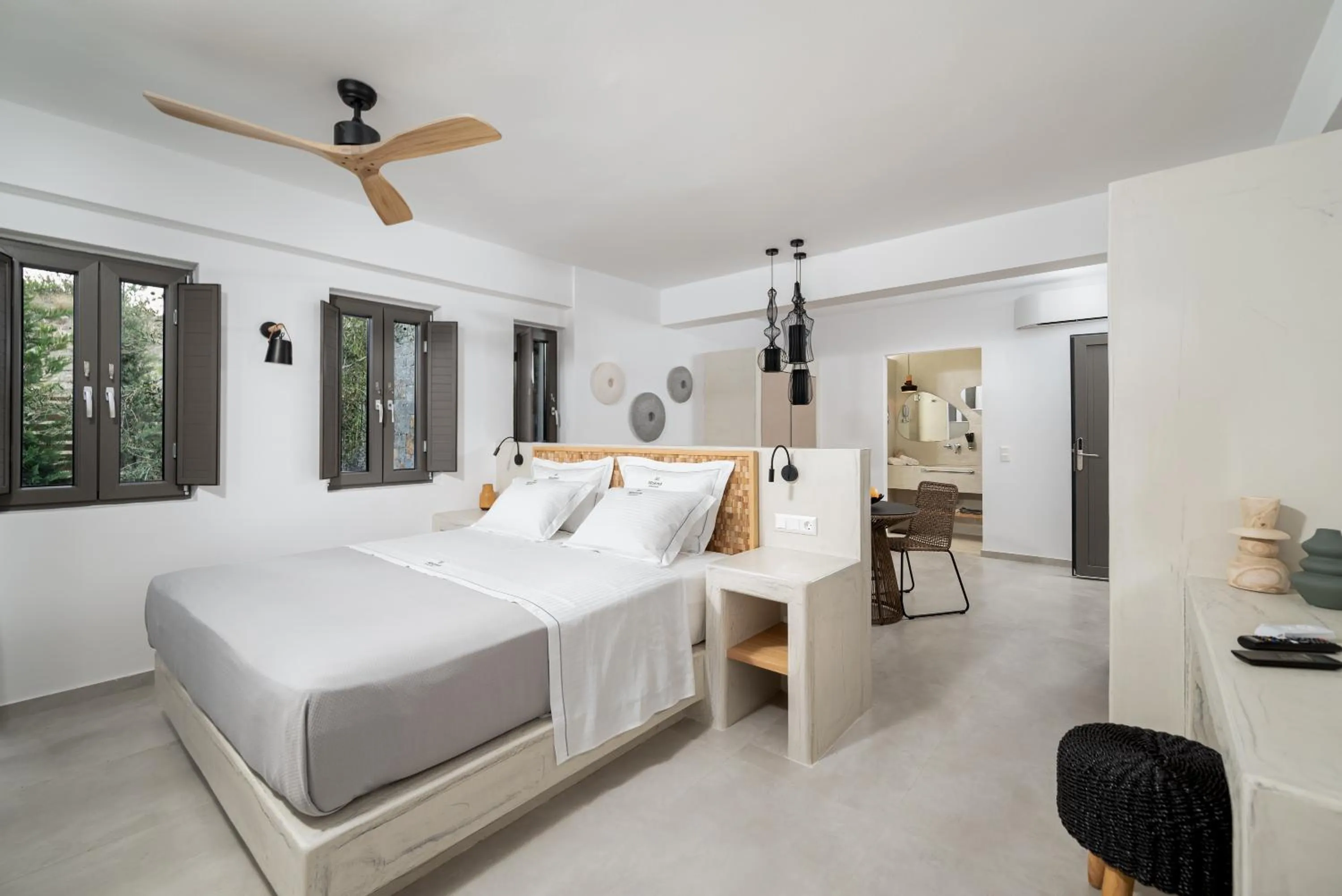 Bed in Mnḗmē Suites & Villas